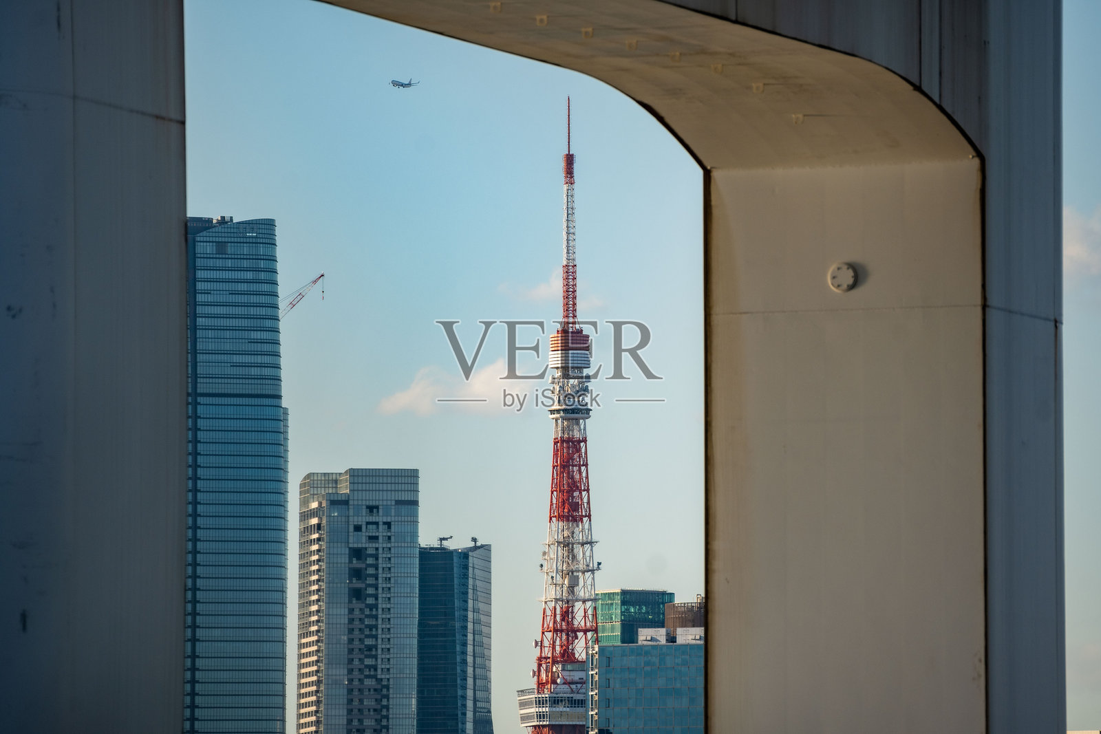东京市的城市风景,蓝天映衬下的东京塔。照片摄影图片