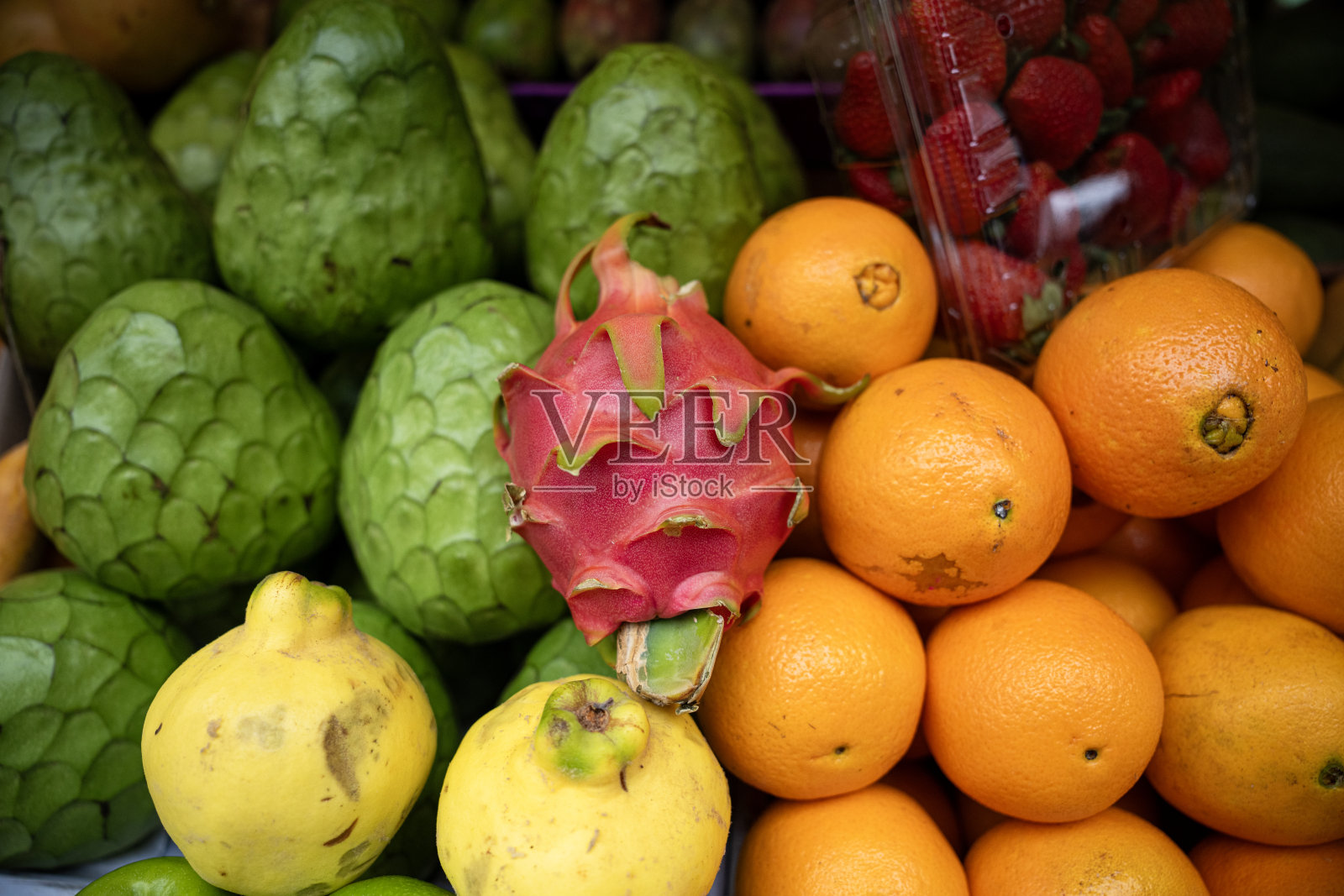 在秘鲁利马的苏尔基略市场#1的典型水果摊上展示的火龙果照片摄影图片