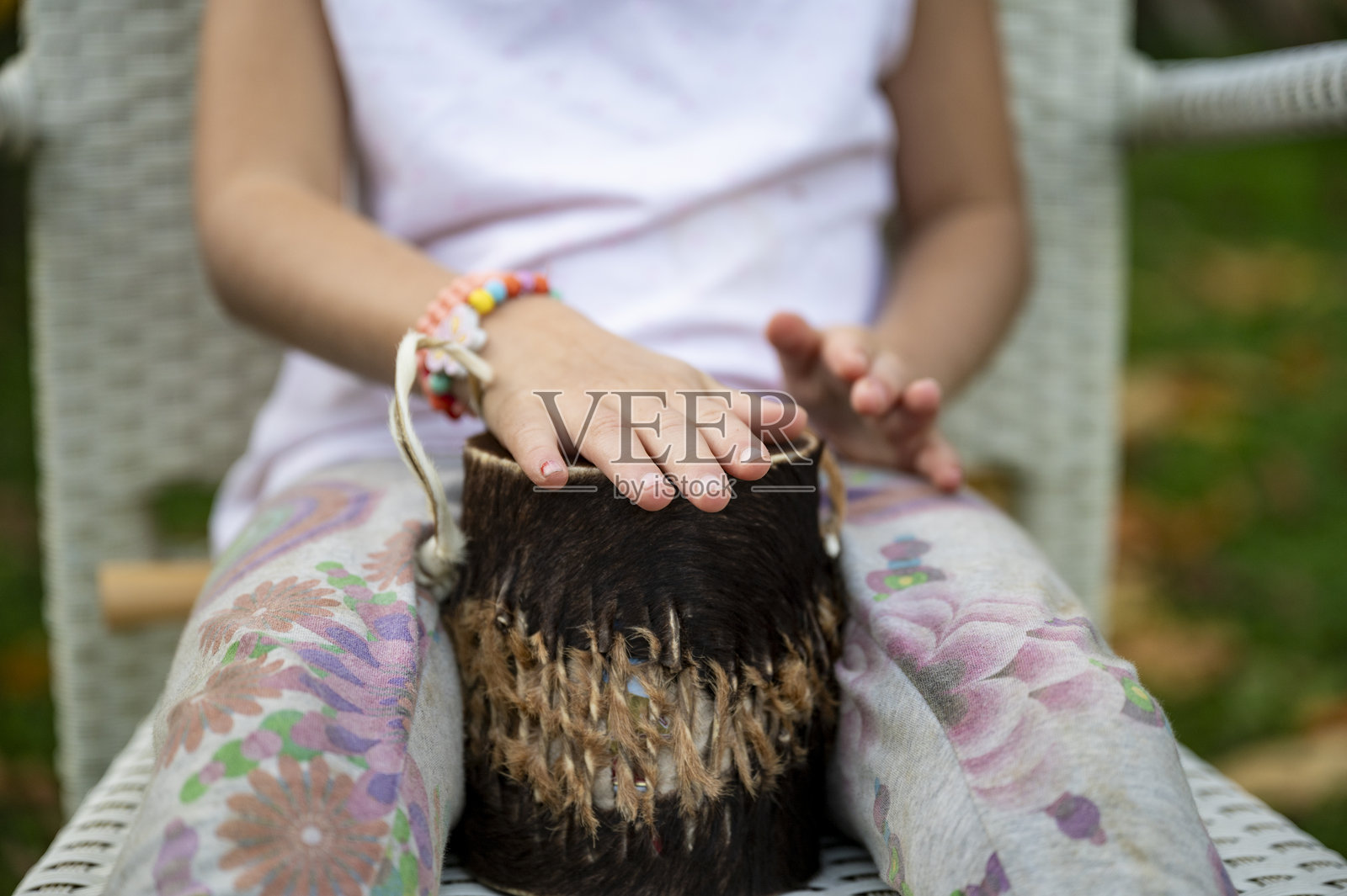 孩子在玩手鼓照片摄影图片