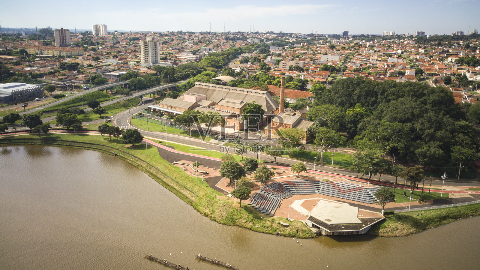 巴西圣若泽·杜·里奥·普雷图的空中全景,包含市政水库和城市天际线照片摄影图片