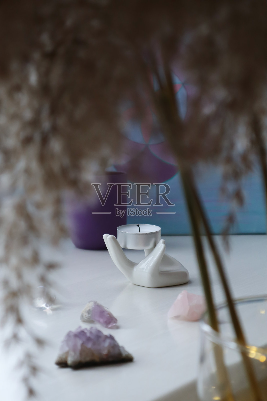 手形陶瓷架上的水晶祭坛和熄灭的蜡烛。美丽的家居装饰。照片摄影图片