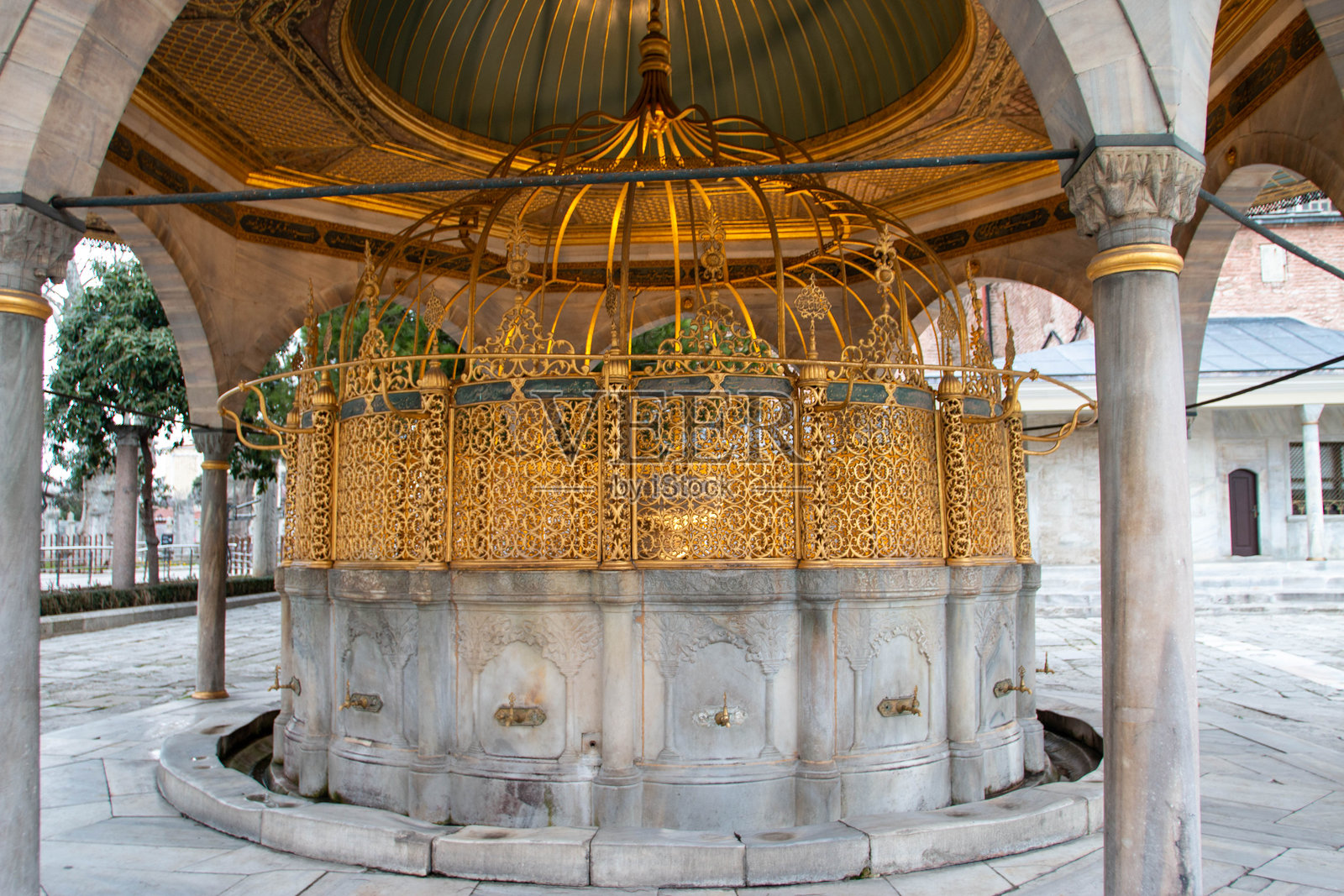 伊斯坦布尔圣索非亚大教堂内部,壮观的圆顶和壁画照片摄影图片