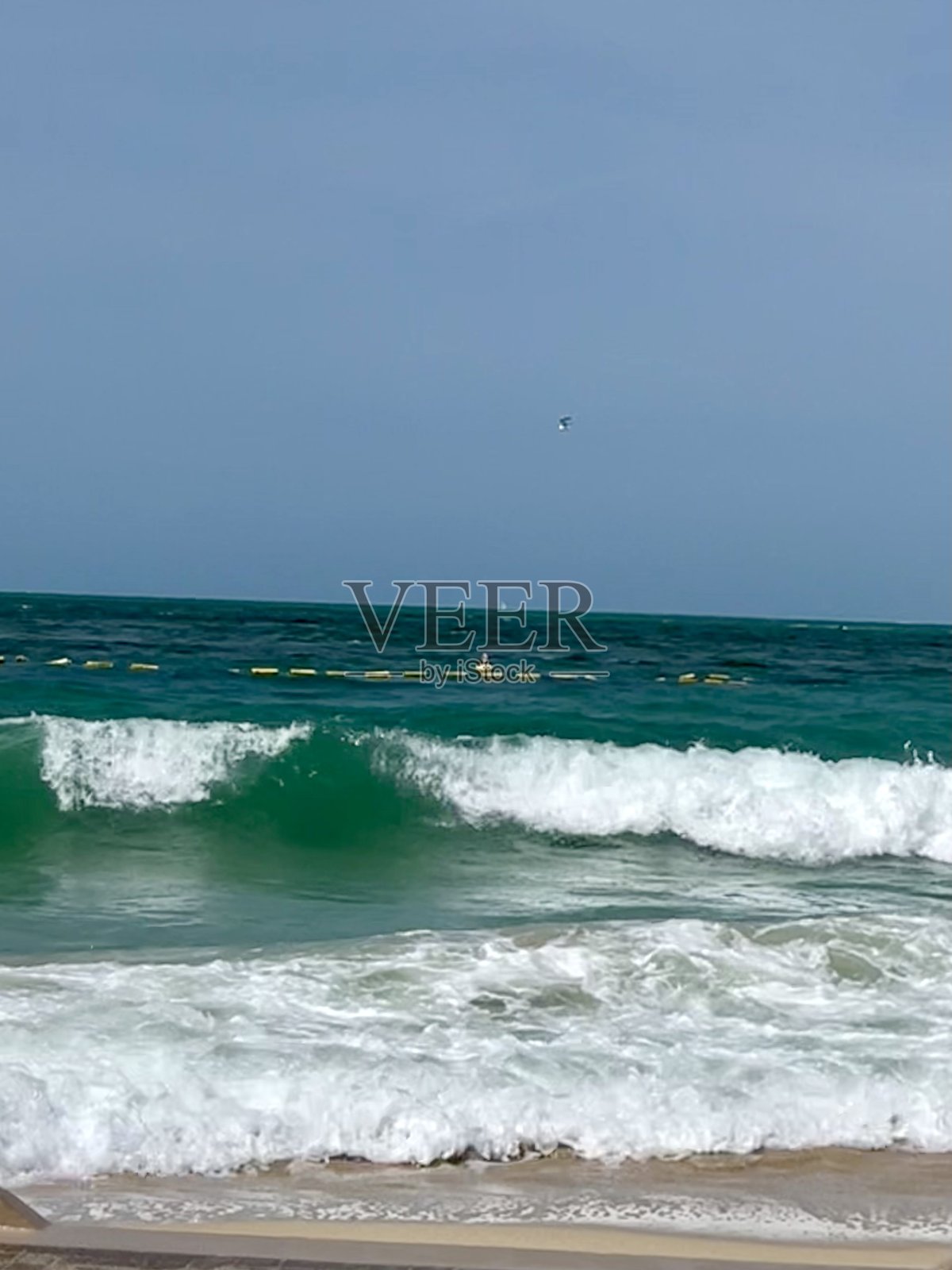 海浪在沙滩上破碎照片摄影图片