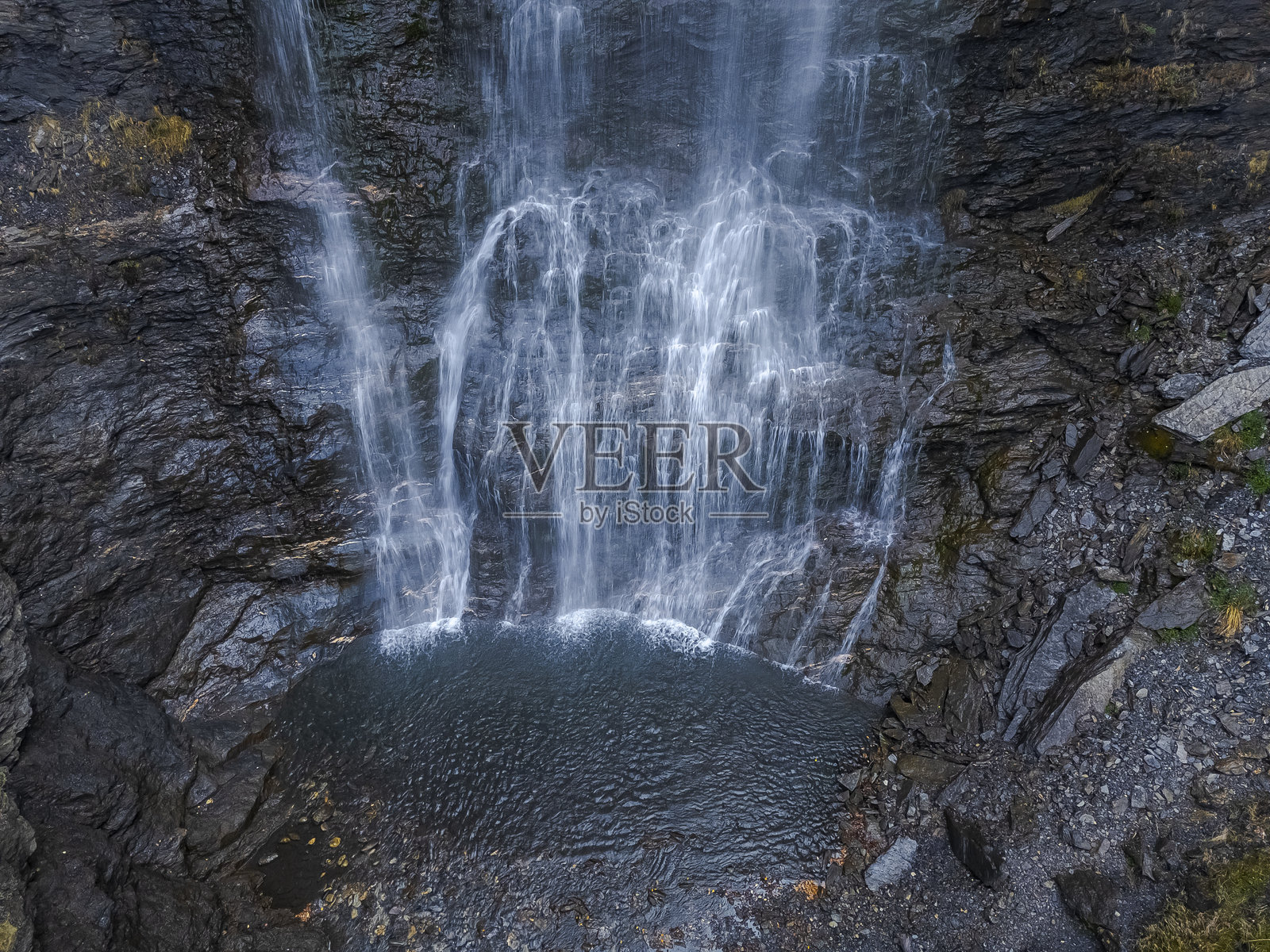 西班牙比利牛斯山脉乌埃斯卡省塞尔勒的三条瀑布路线的鸟瞰图照片摄影图片