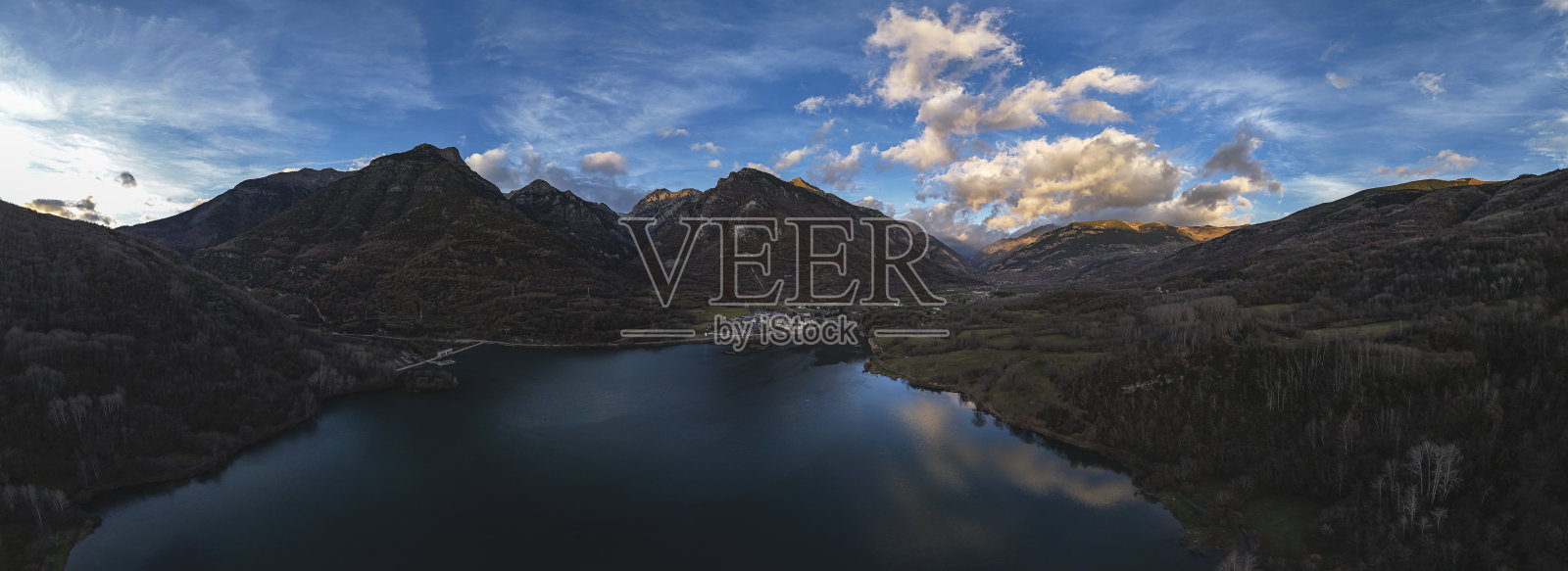 西班牙比利牛斯山地区乌埃斯卡的林索莱斯水库鸟瞰图照片摄影图片