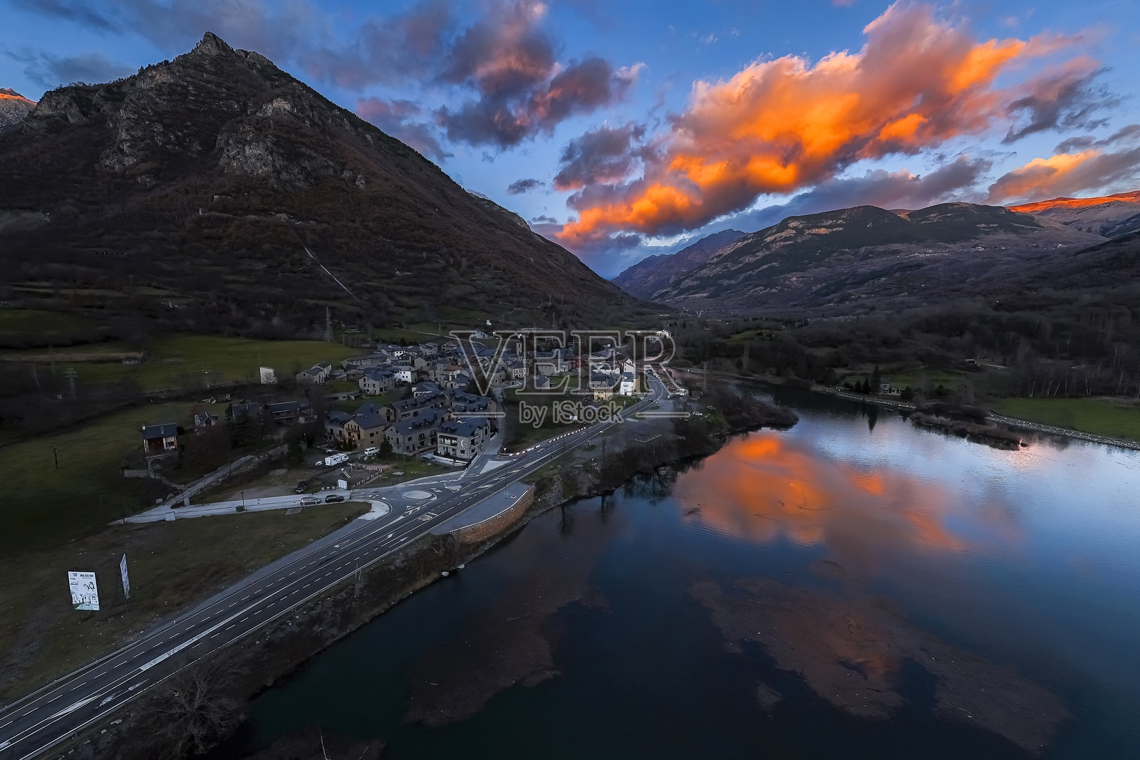 西班牙比利牛斯山地区乌埃斯卡的林索莱斯水库鸟瞰图照片摄影图片
