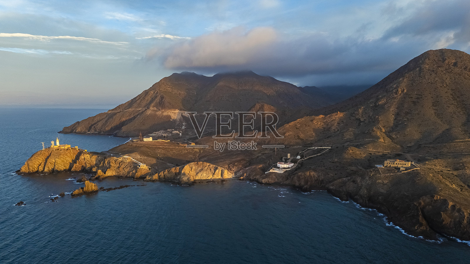 西班牙安达卢西亚阿尔梅里亚卡博德哈塔-尼哈尔自然公园的美人鱼礁鸟瞰图照片摄影图片