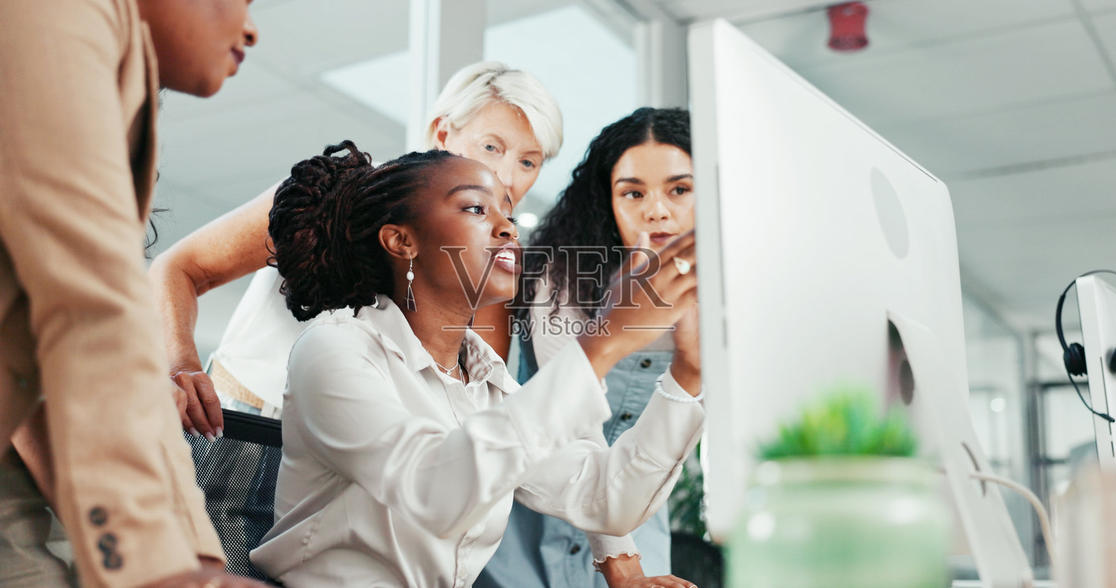 商务女性与烦恼的团队在办公室中因失败或销售损失而感到沮丧或犯错。专业员工在桌前解释问题给同事,面临危机、故障或病毒。照片摄影图片