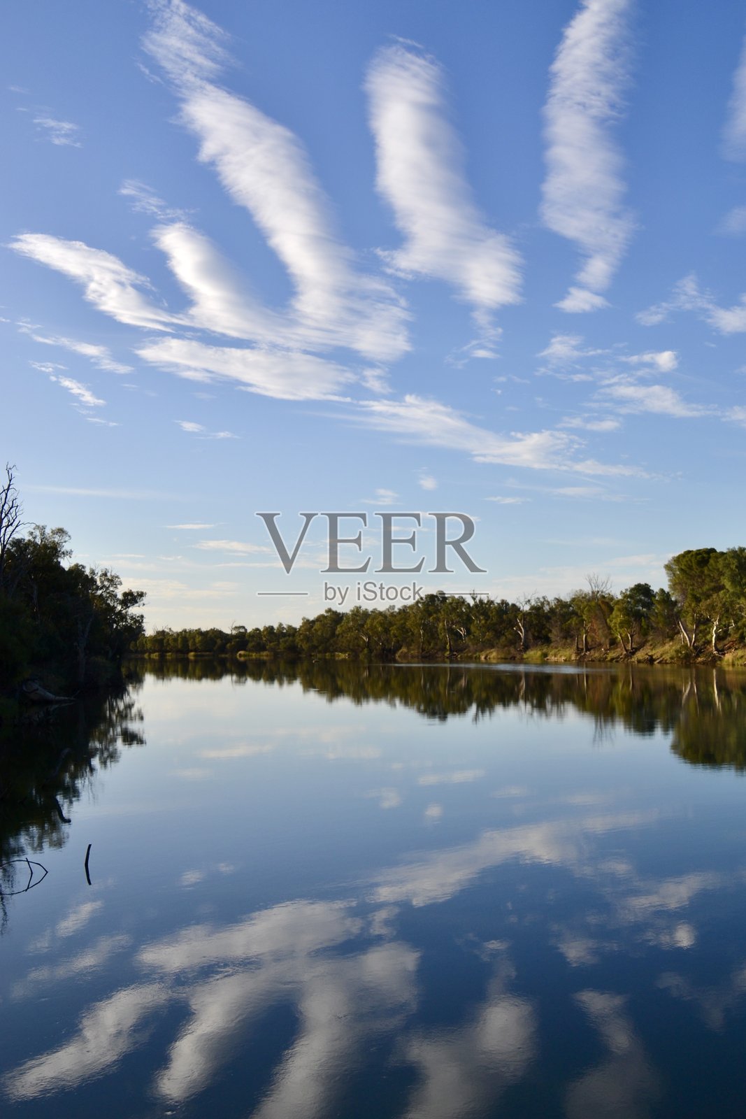 在米尔杜拉附近的穆雷河上,平静的水面映射出不寻常的云彩图案。照片摄影图片