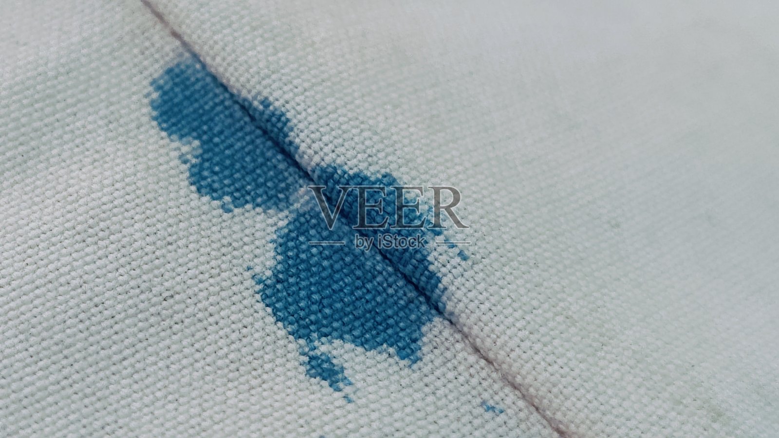 蓝白相间的布料特写,带有蓝色图案照片摄影图片