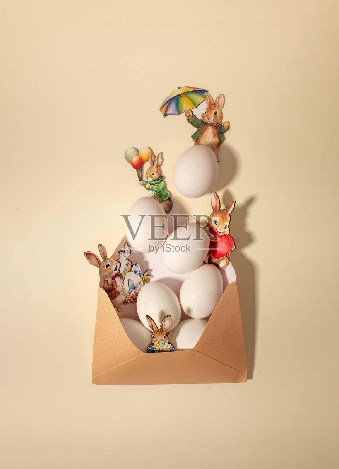 信封里的鸡蛋和小兔子。创意布局,复活节贺卡照片摄影图片