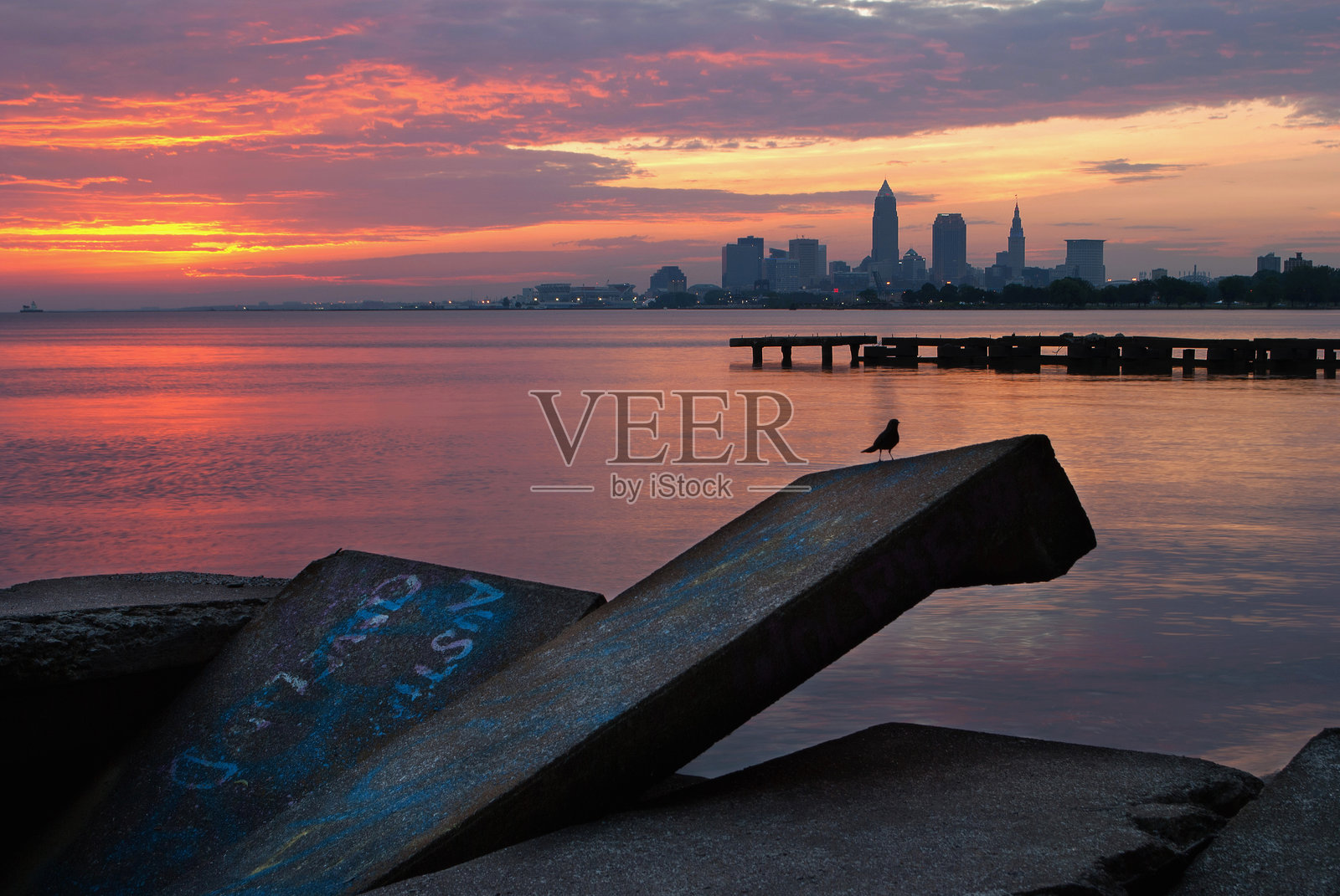 克利夫兰天际线与伊利湖照片摄影图片