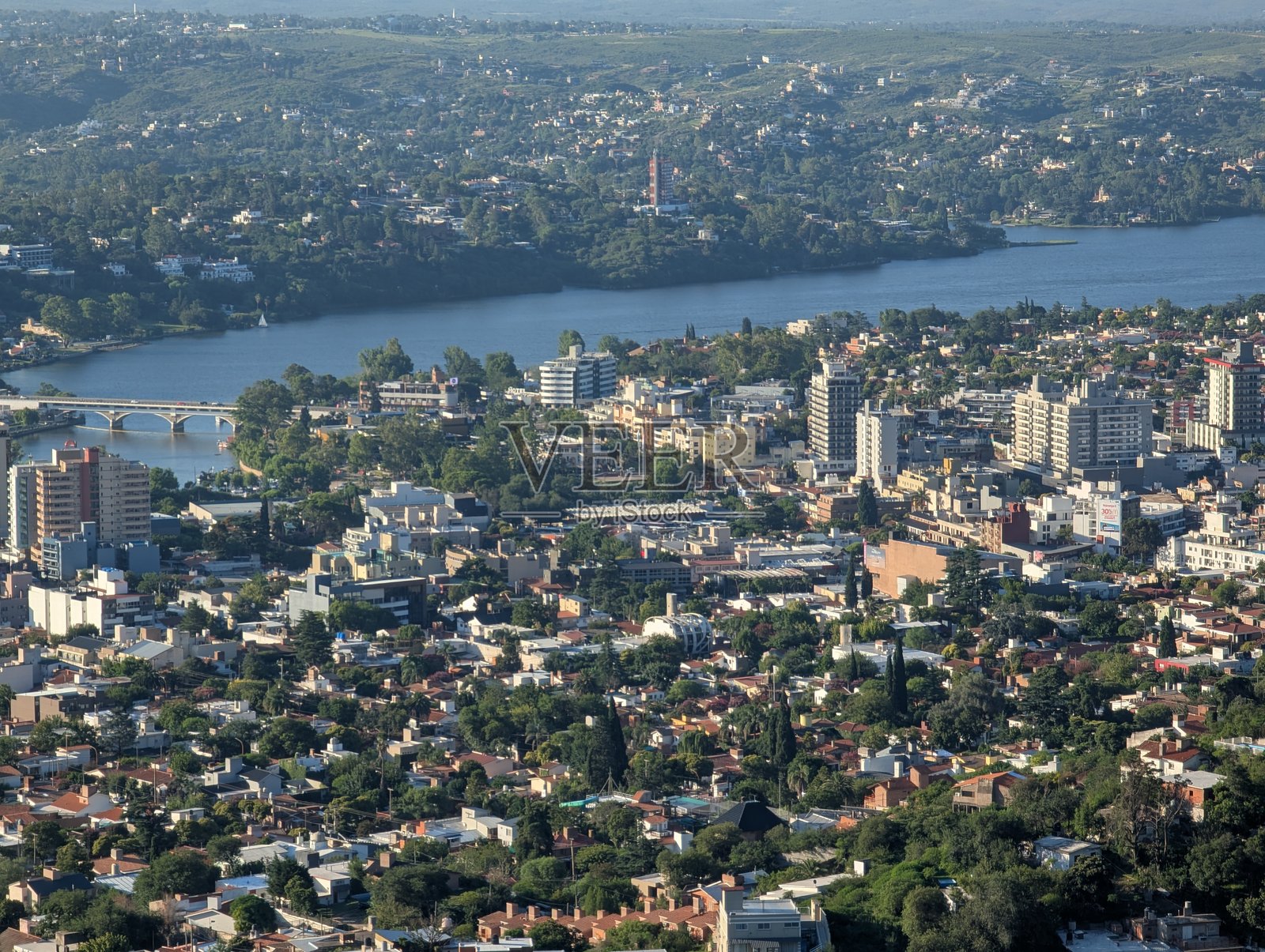 阿根廷中部的维拉卡洛斯帕斯市及圣罗克水库的景观照片摄影图片