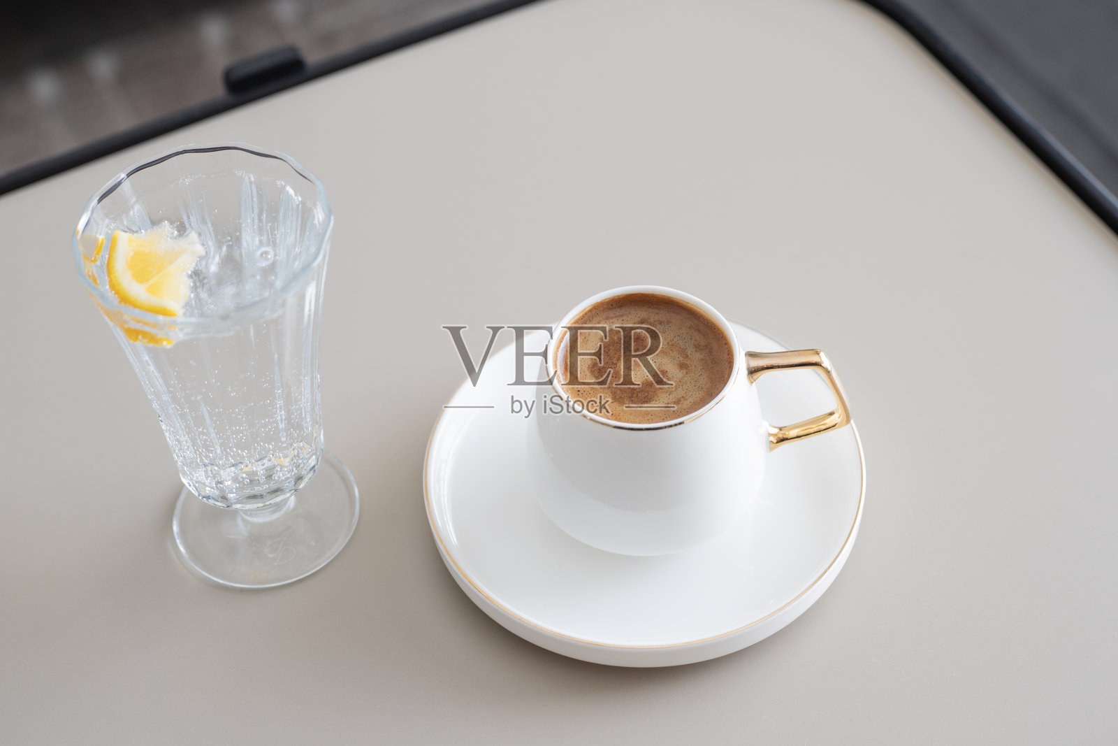 传统土耳其咖啡和一杯柠檬苏打水照片摄影图片