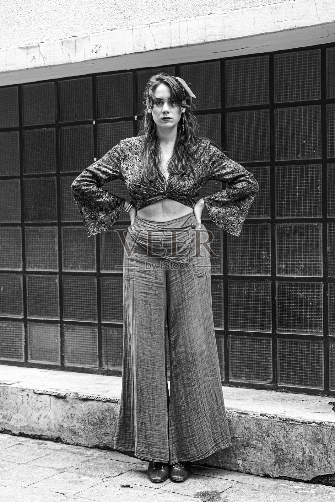 时尚服装年轻女性在巨大窗户前的照片系列照片摄影图片