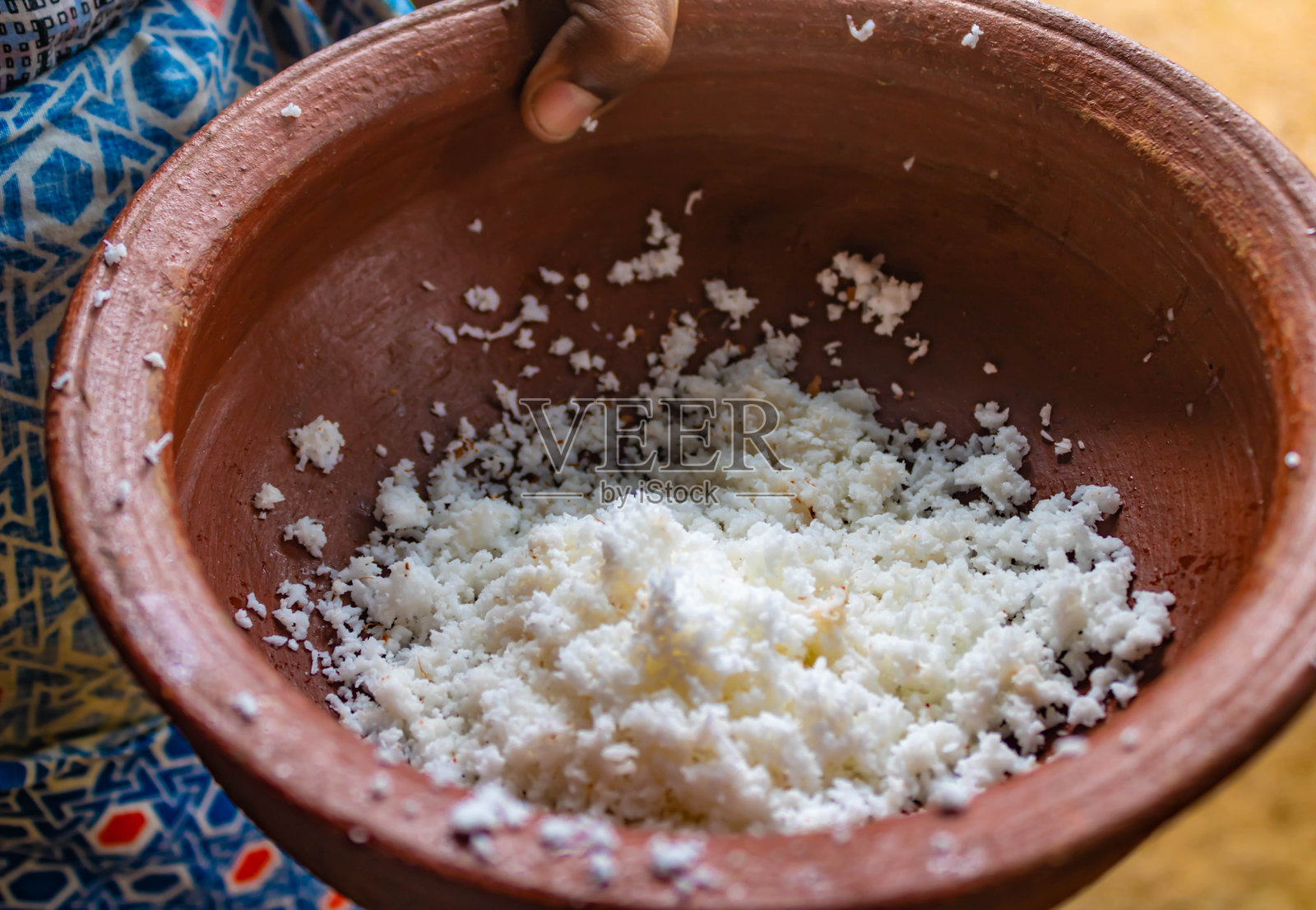 新鲜刨好的椰子放在棕色陶土碗中,斯里兰卡照片摄影图片