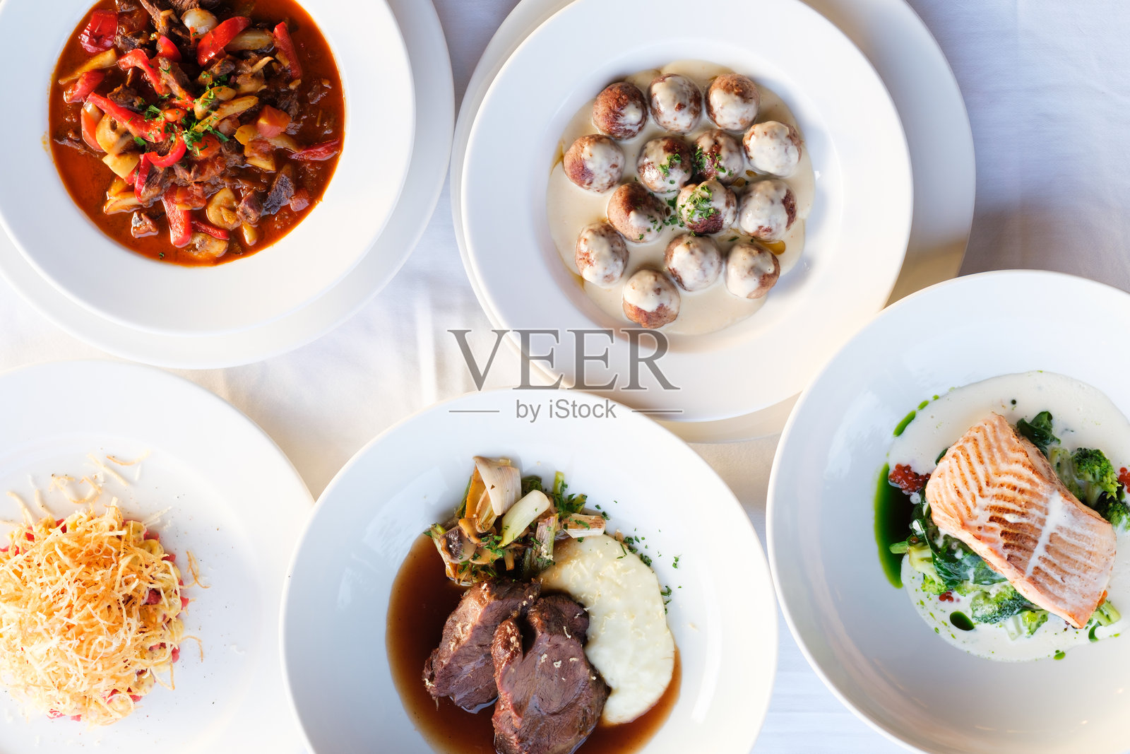 一桌美味的美食盛宴,展示各种烹饪佳肴照片摄影图片