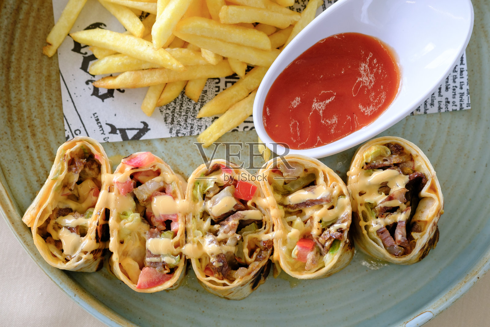 美味的肉卷配薯条和一份蘸酱照片摄影图片