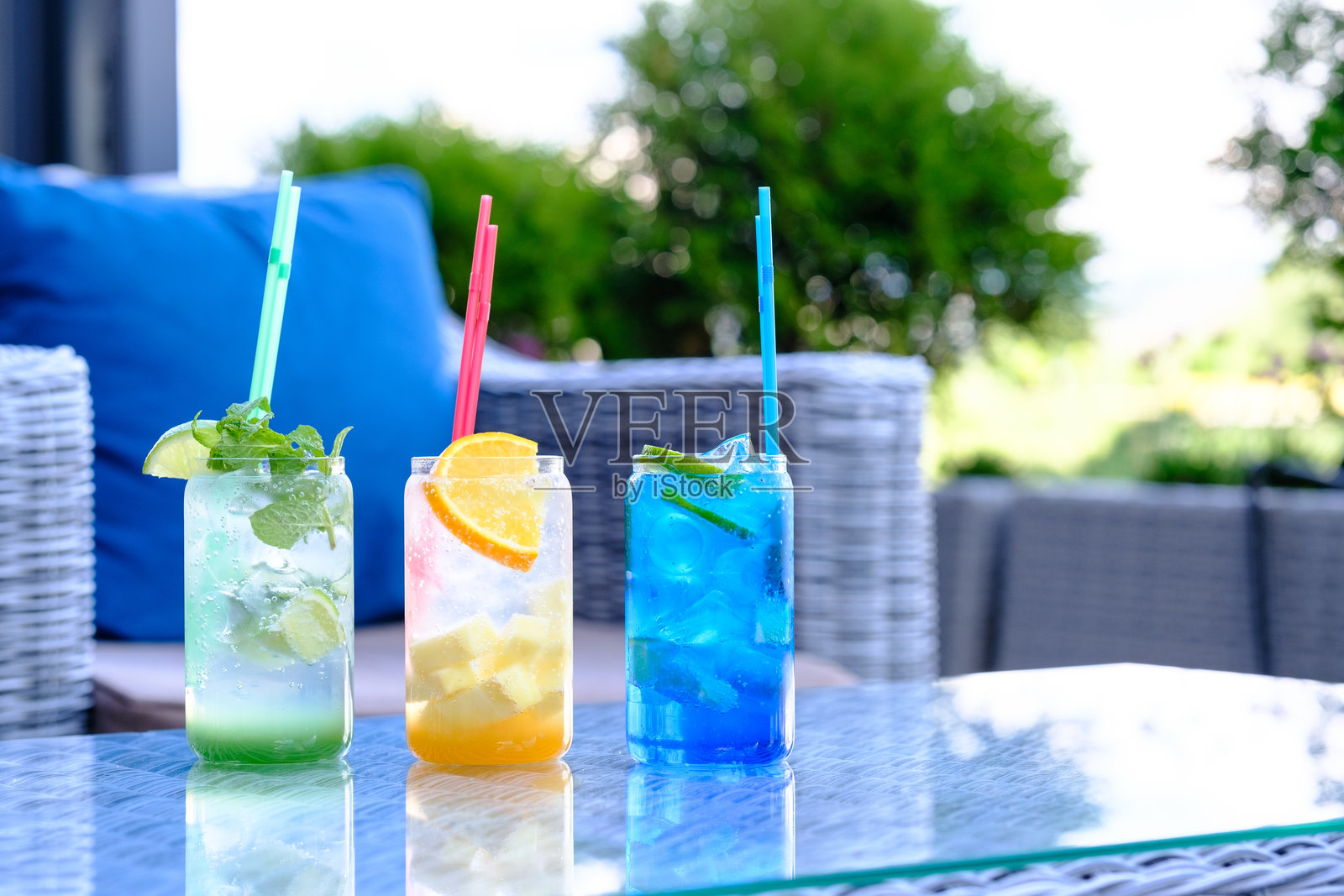 清爽的夏季饮品,色彩鲜艳,适合炎热的日子照片摄影图片