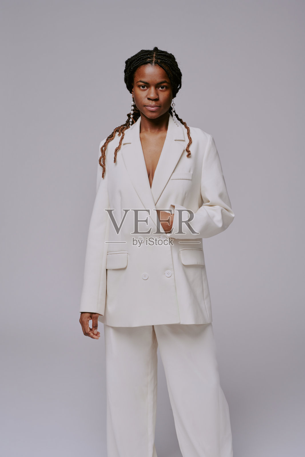 自信女性穿着白色西装的肖像照片摄影图片