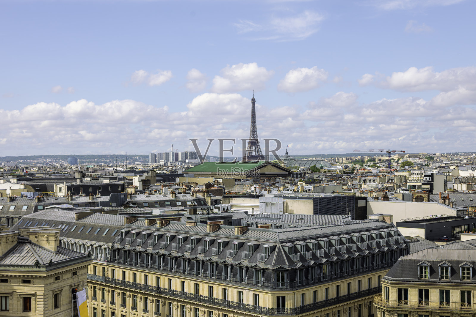 巴黎的埃菲尔铁塔和圣拉扎尔车站的屋顶景观照片摄影图片