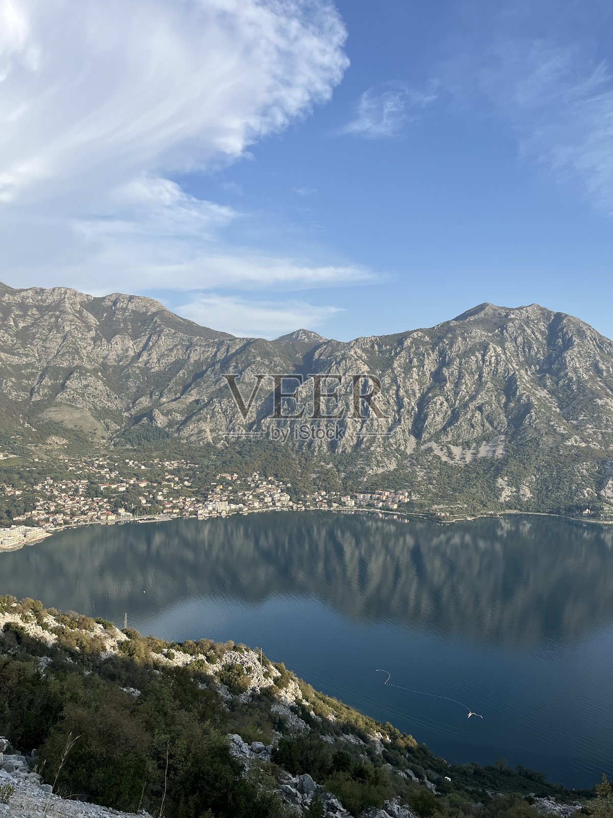 科托尔湾全景。山脉倒映在平静的水面上。黑山,巴尔干半岛照片摄影图片