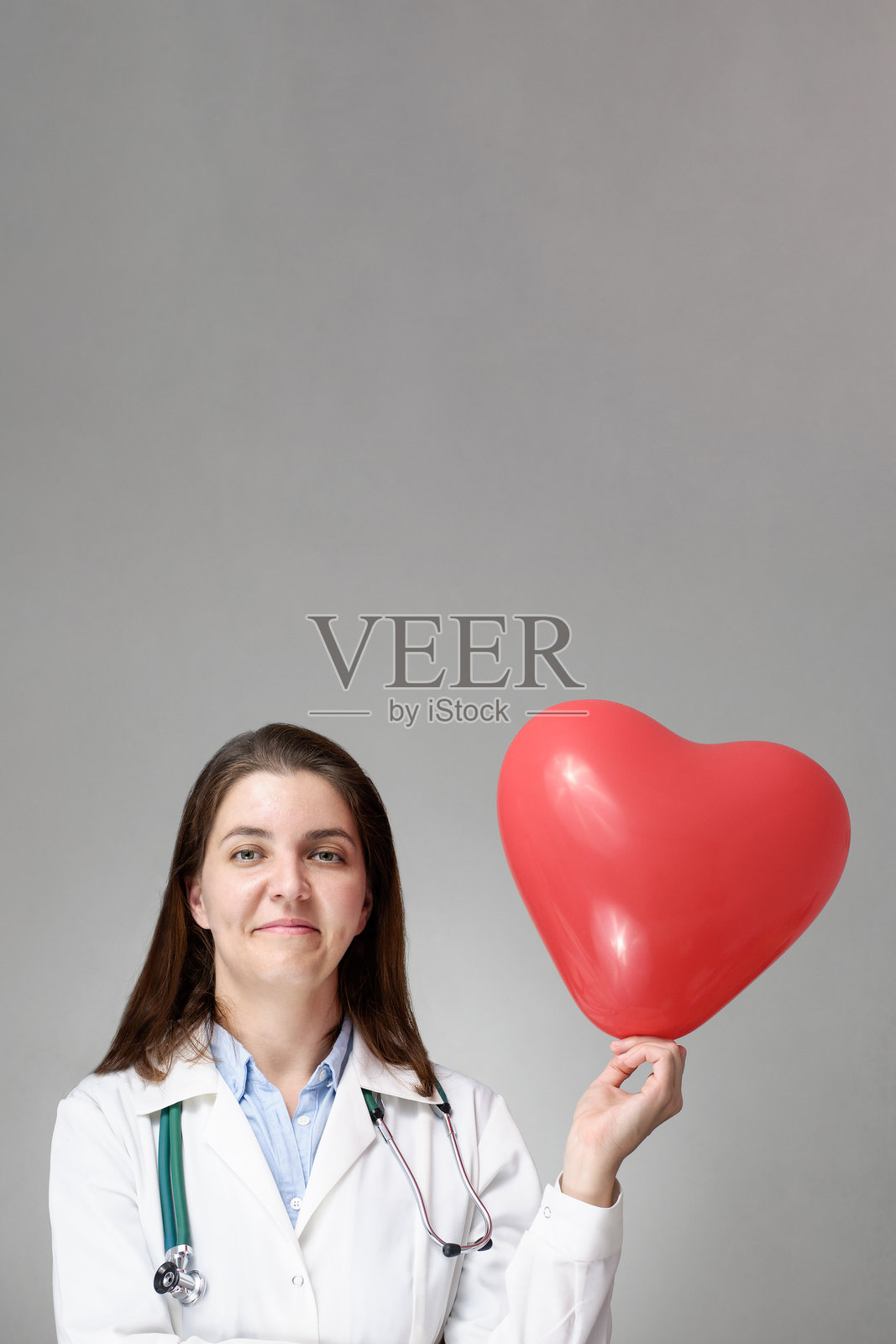 医生手持心形气球照片摄影图片