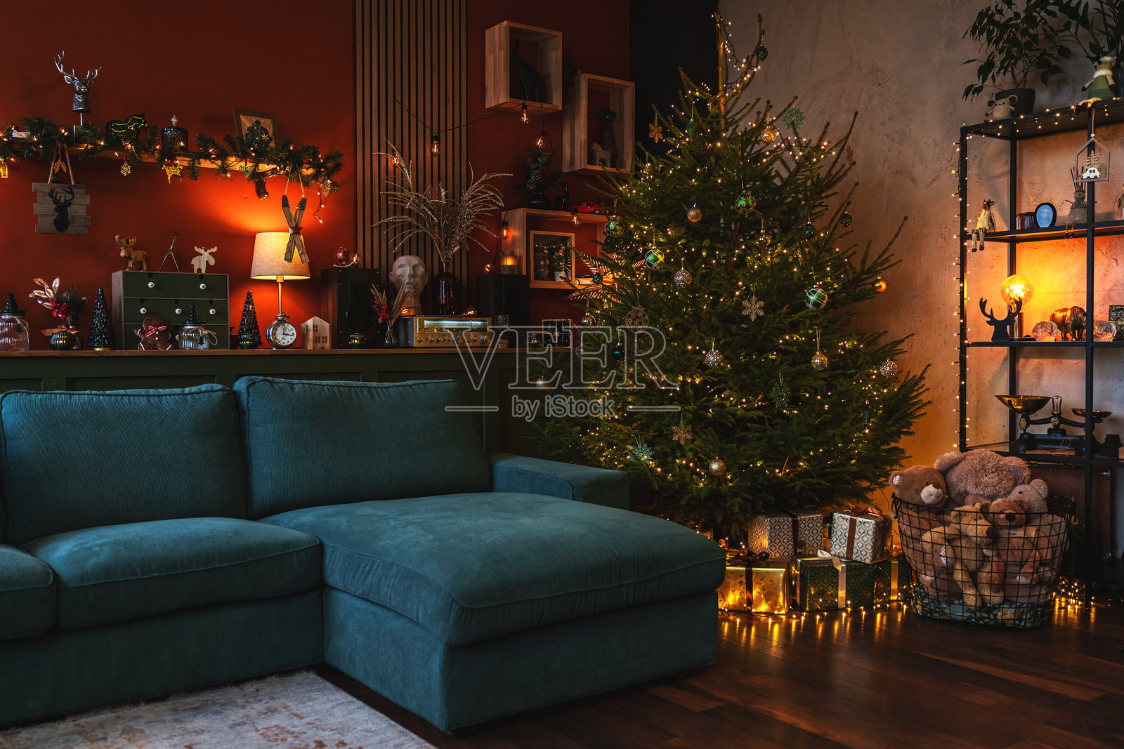 节日气氛的客厅,装饰精美的圣诞树。照片摄影图片