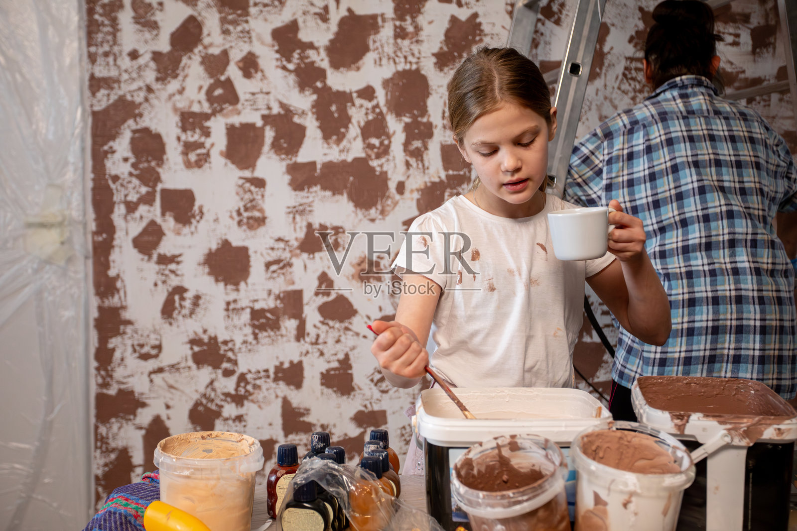 一个孩子在家居装修活动中进行绘画照片摄影图片