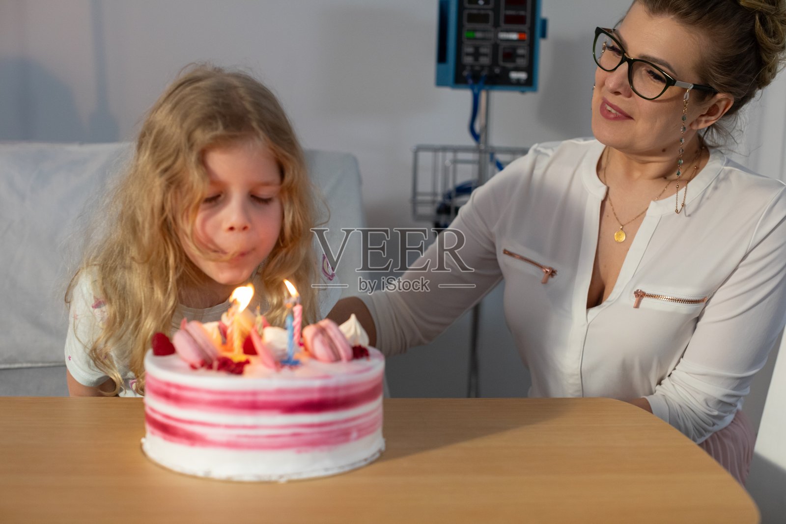在装饰着欢乐蛋糕和明亮装饰的医院房间庆祝生日照片摄影图片