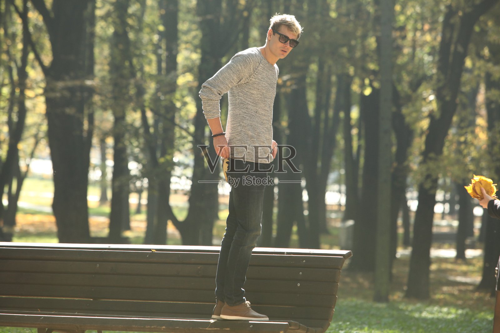 恋爱中的情侣在秋天的公园散步照片摄影图片