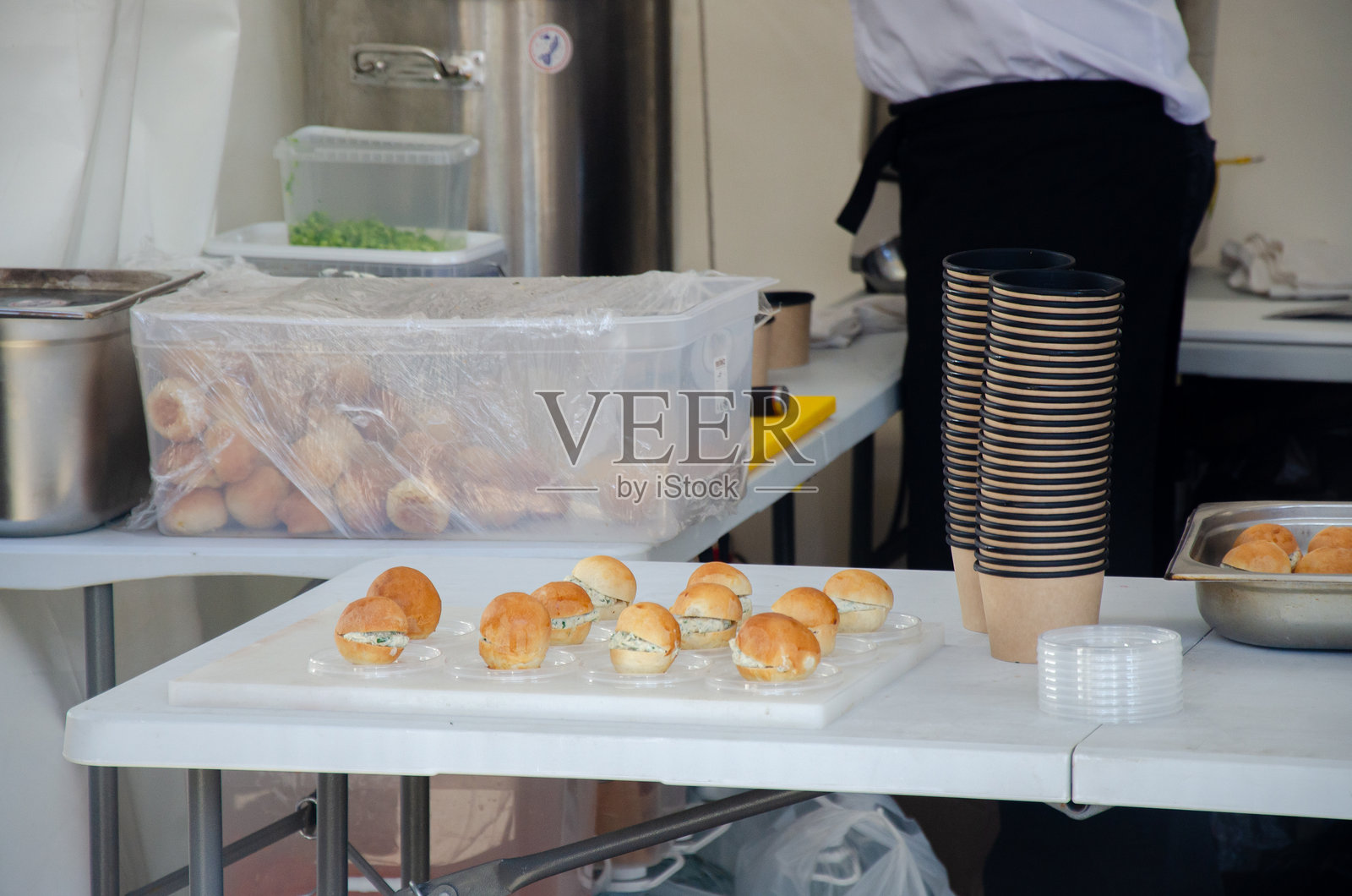 户外厨房的烹饪过程照片摄影图片