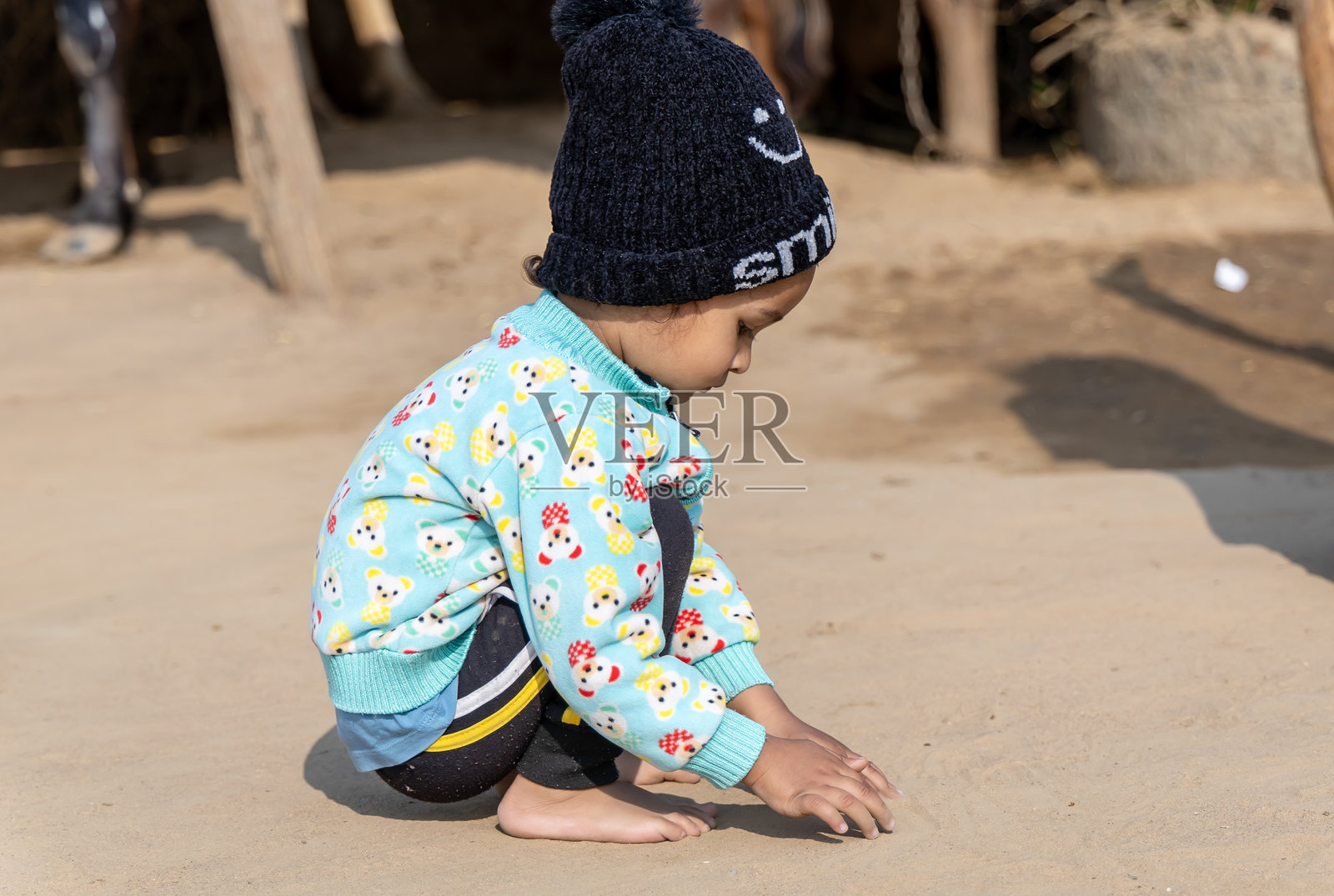 乡村印度幼儿在白天的农田里玩土照片摄影图片