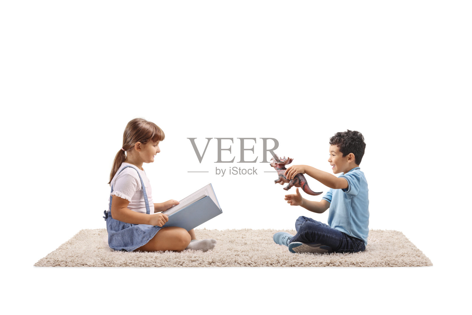 孩子们坐在地毯上玩恐龙玩具照片摄影图片