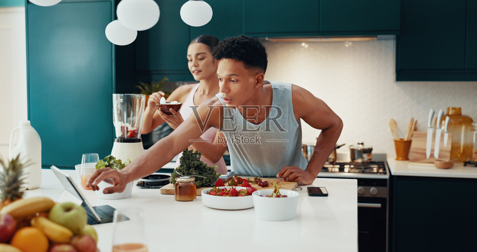 营养、成分和一对情侣在厨房一起制作健康饮品,关注饮食、健康和养生。年轻的男女与蔬菜和水果一起,享受有机果汁早餐。照片摄影图片
