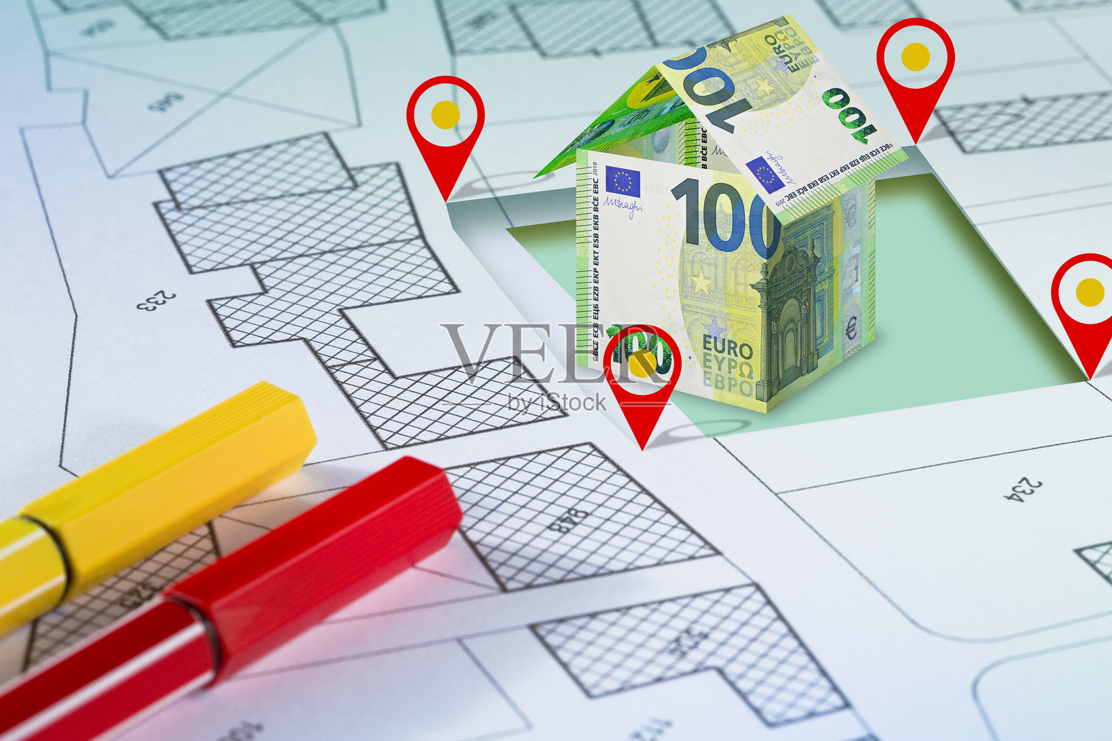 欧洲房地产概念,包含欧元纸币和住宅模型 - 具有可用于建筑活动和建筑行业的空地的房地产创意。照片摄影图片