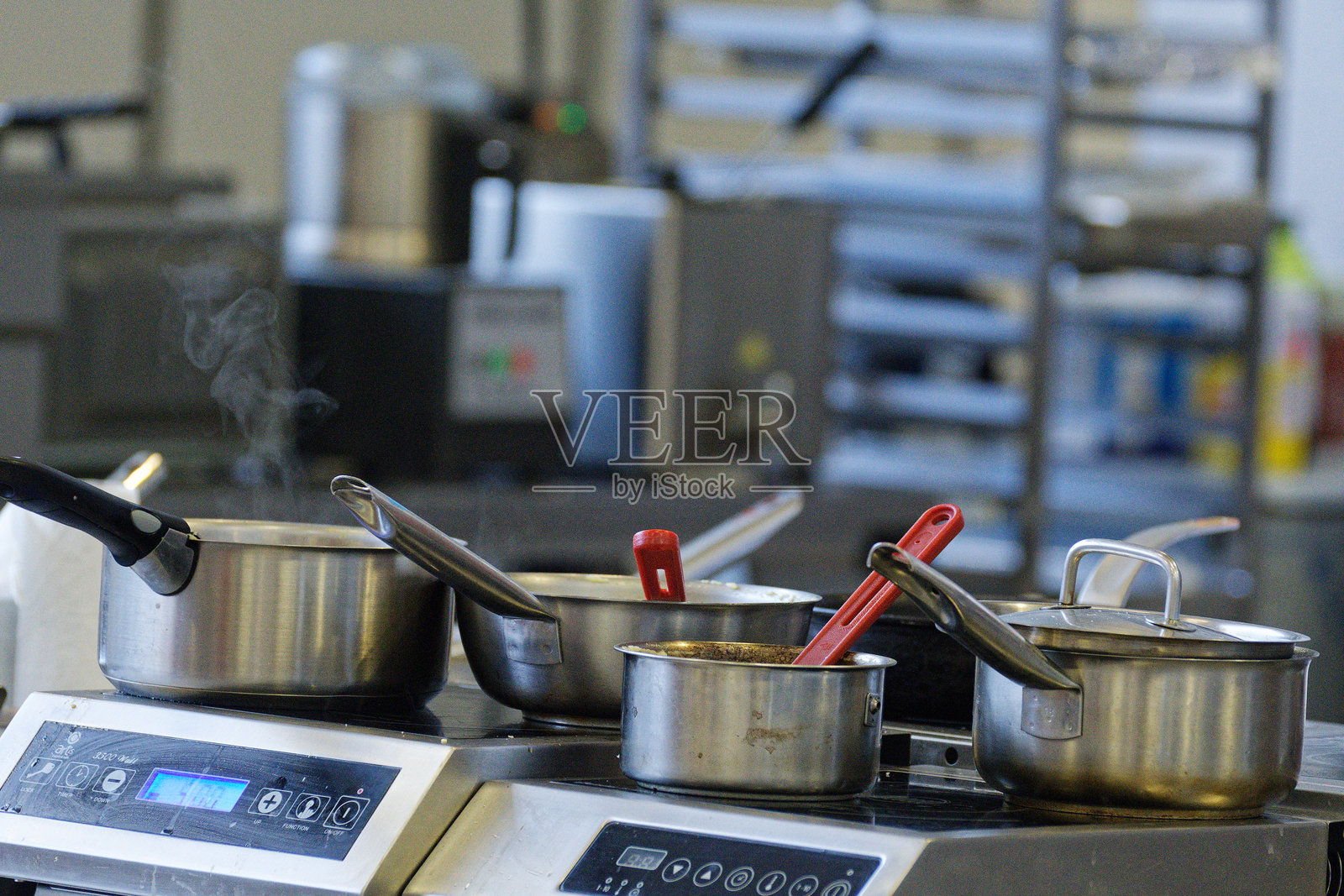 厨师在火上忙碌地烹饪锅具照片摄影图片