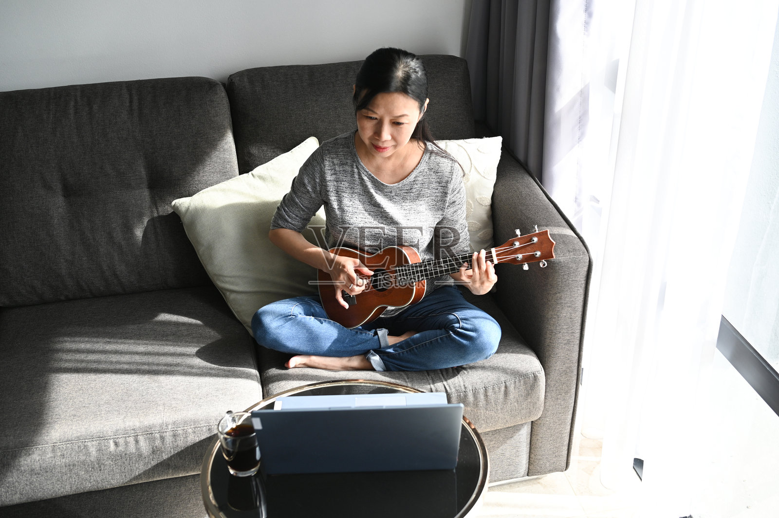 来自家的旋律:一位女性的尤克里里之旅照片摄影图片