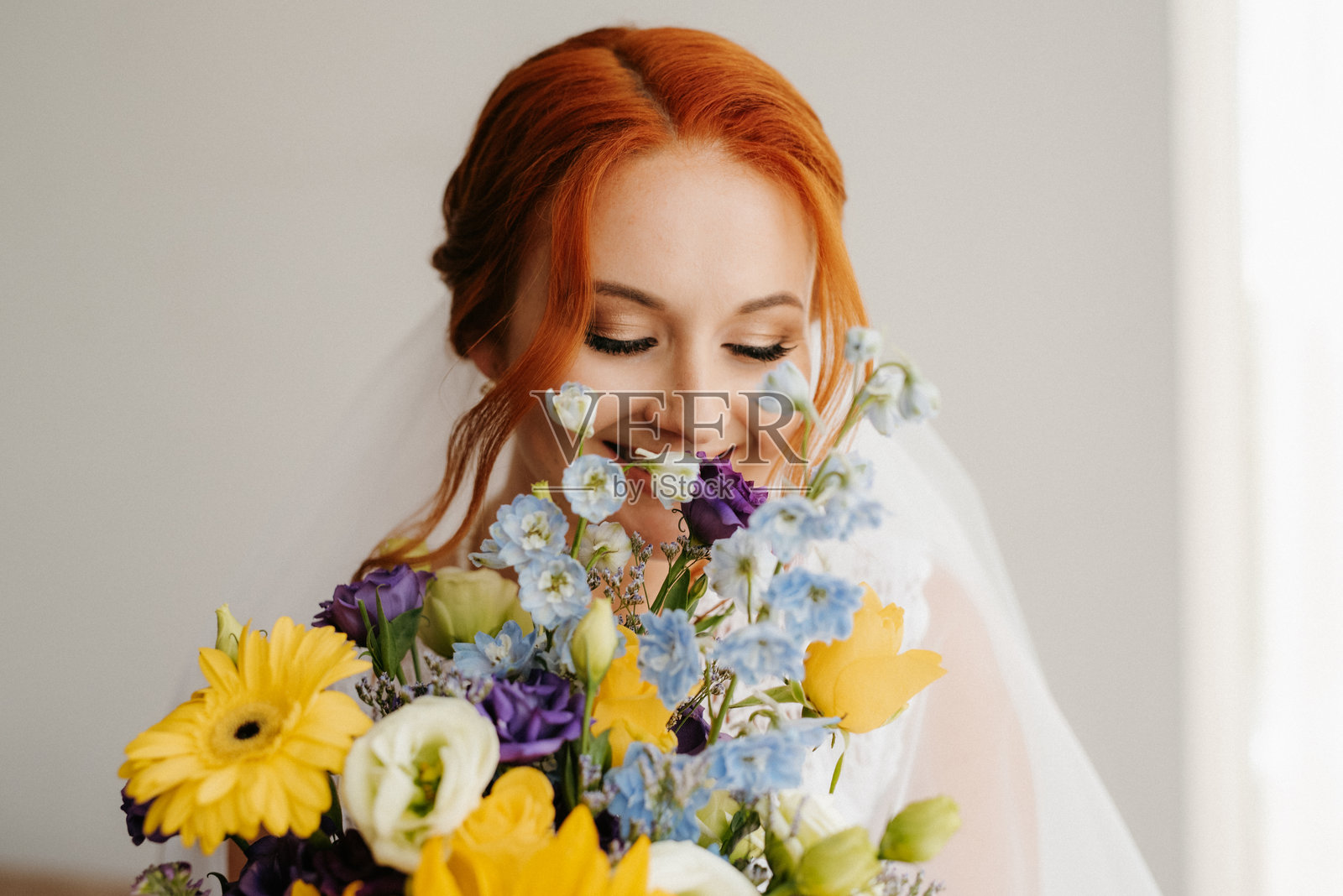 穿着黑色蕾丝裙的新娘手捧黄色婚礼花束照片摄影图片