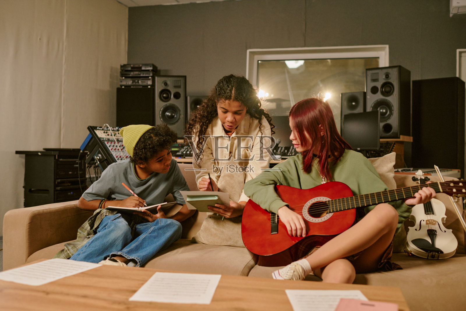 青少年在录音室一起创作新歌照片摄影图片