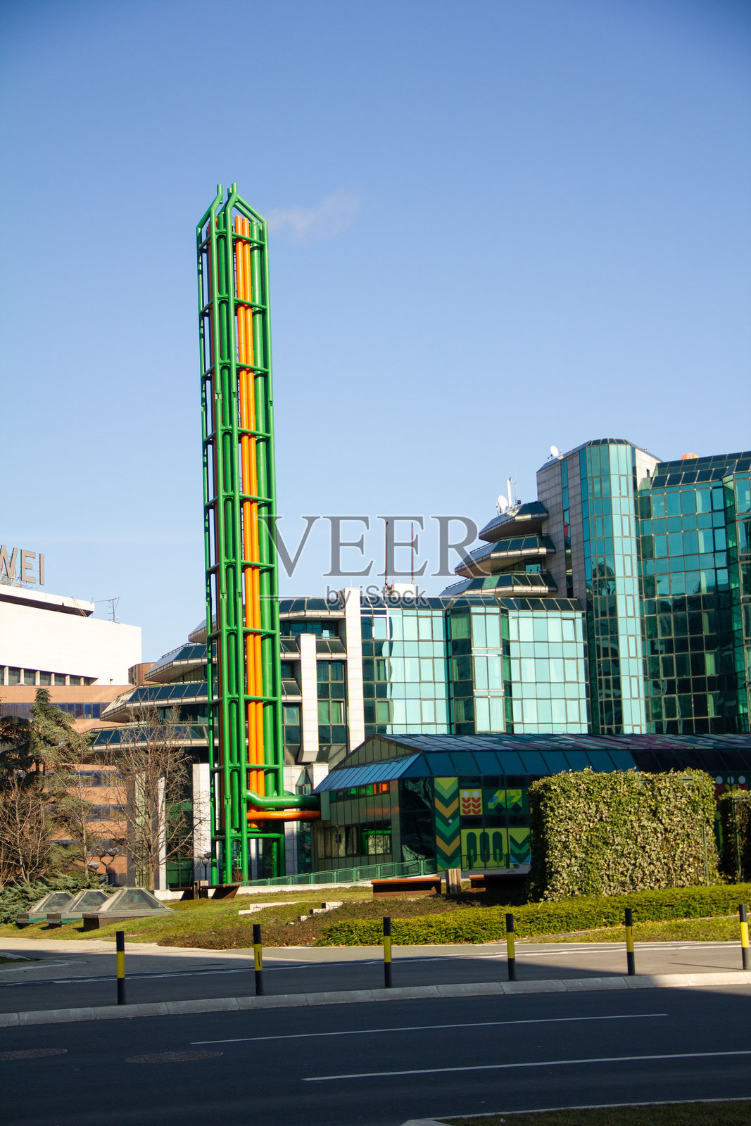 新贝尔格莱德的一座现代办公大楼,外立面为玻璃结构照片摄影图片