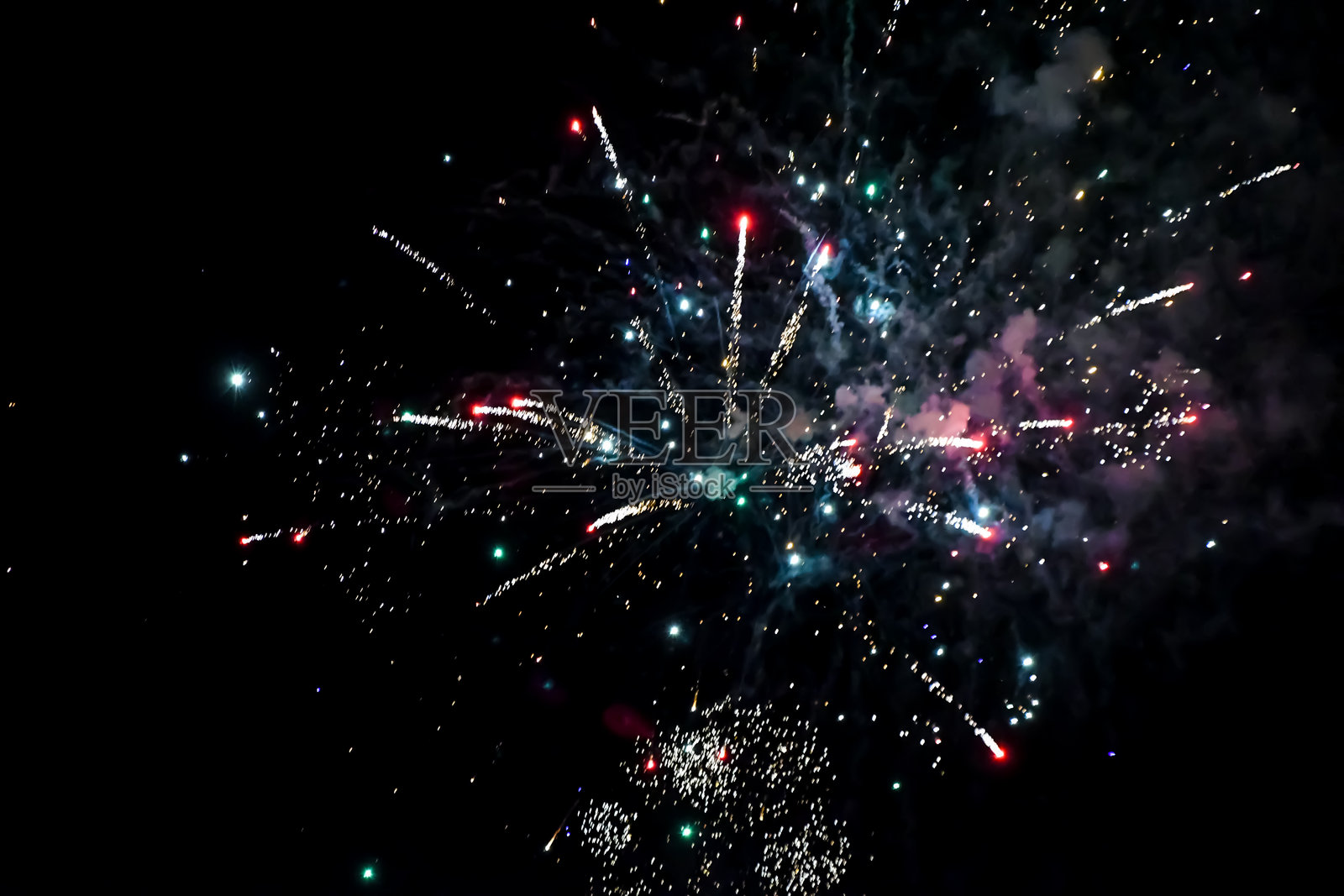 海滩上的烟花照片摄影图片