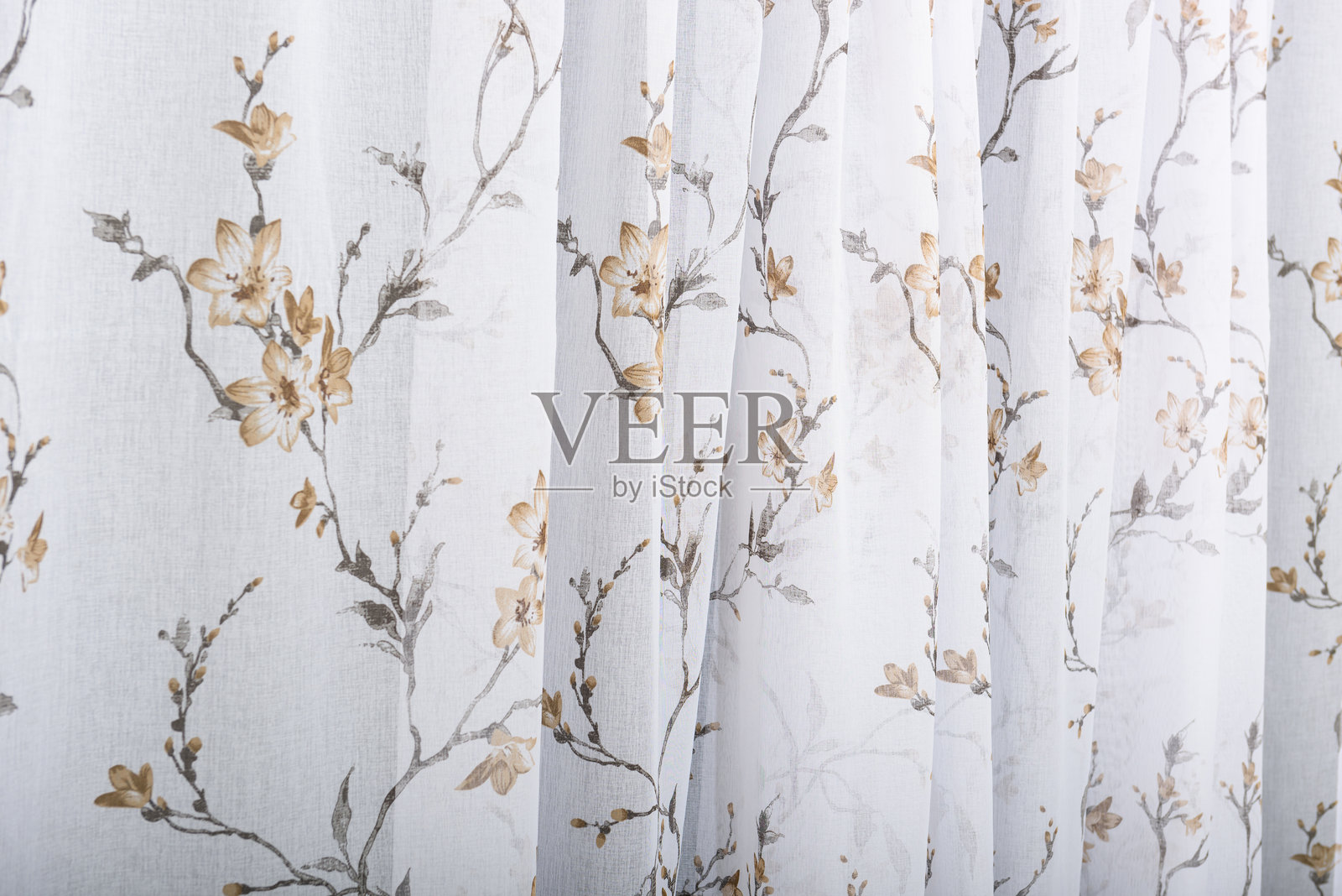 窗帘轻轻垂挂。照片摄影图片