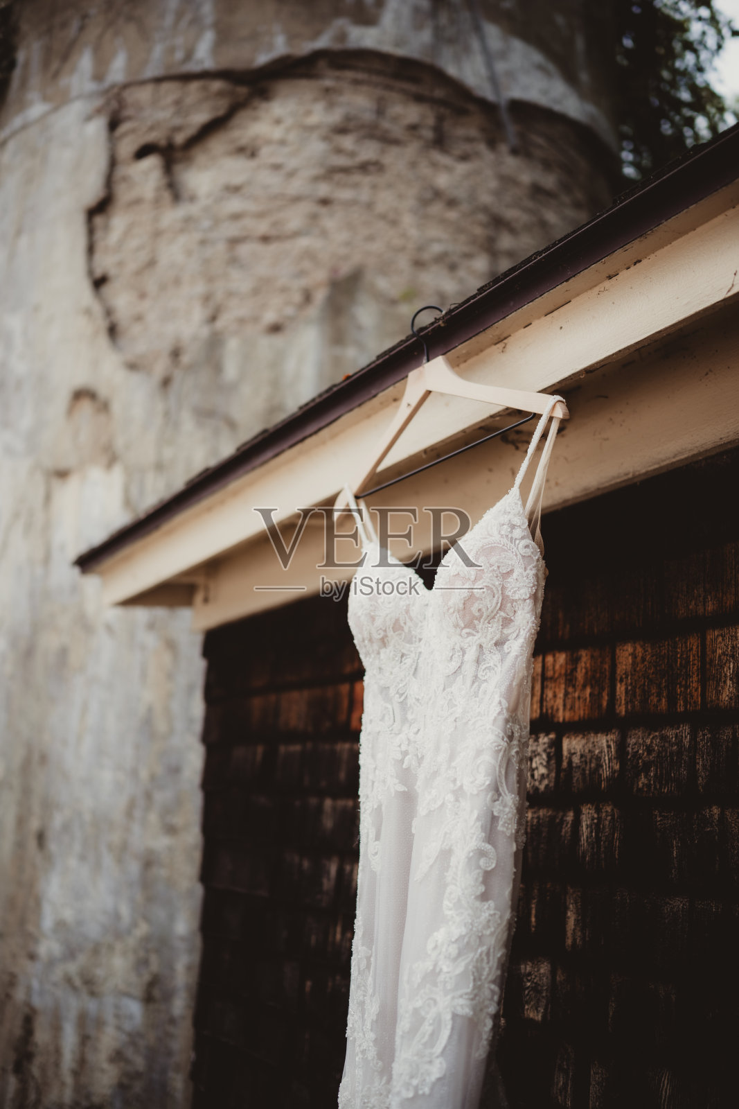 婚纱挂在谷仓外侧照片摄影图片