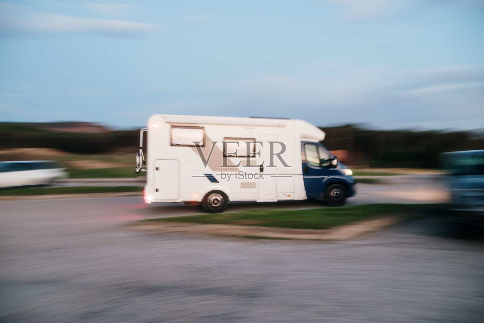 移动中的房车照片摄影图片