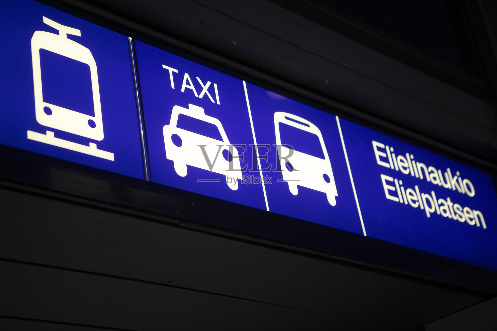 铁路站内的发光旅行信息标志照片摄影图片