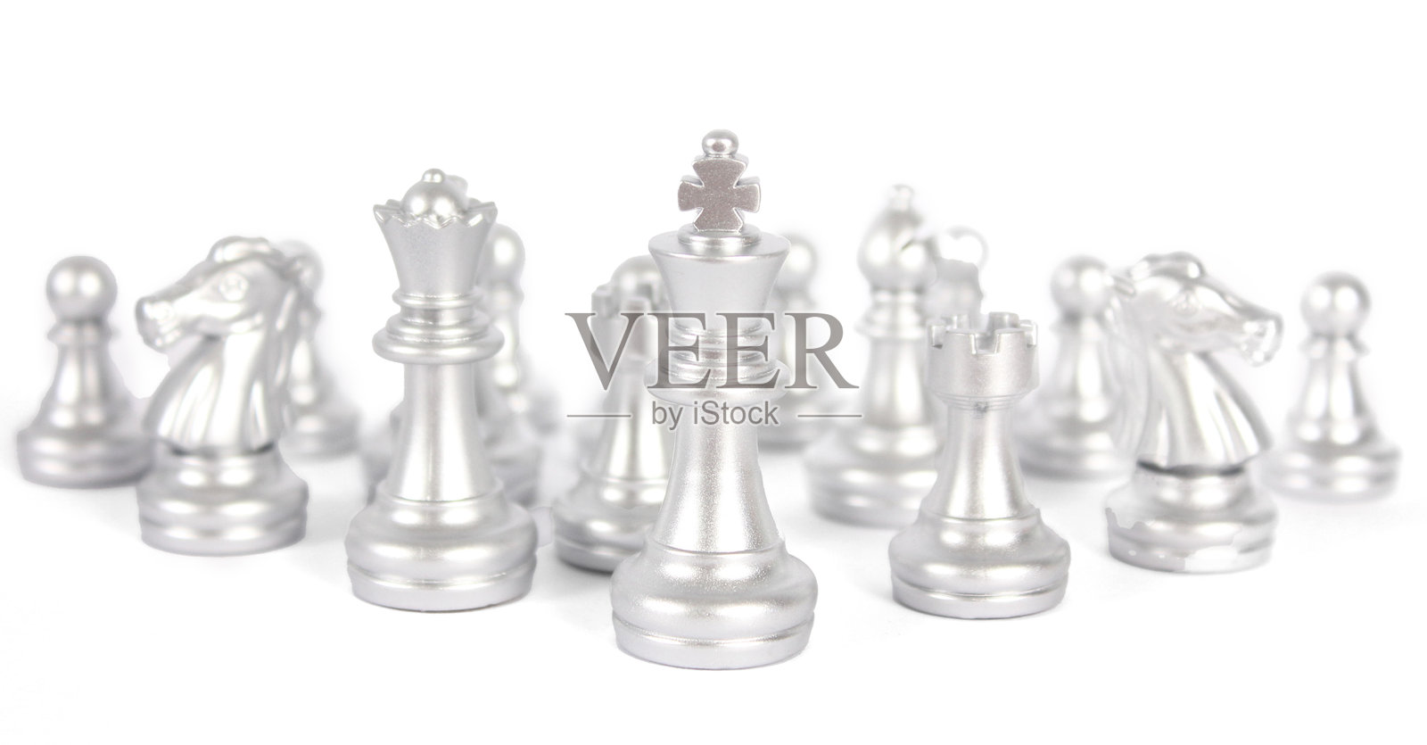 棋子战胜躺着的银色兵:商业理念与金融、银行和投资的成功照片摄影图片