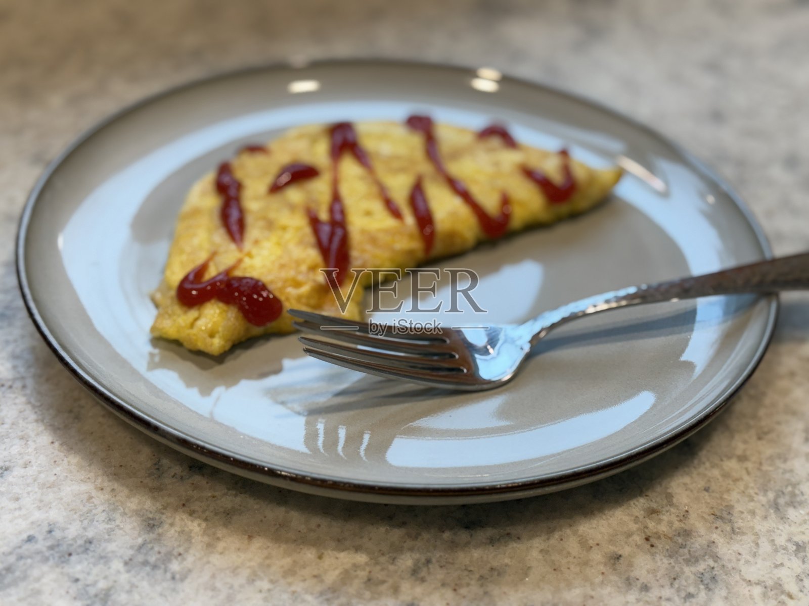 健康早餐鸡蛋煎蛋卷配番茄酱照片摄影图片