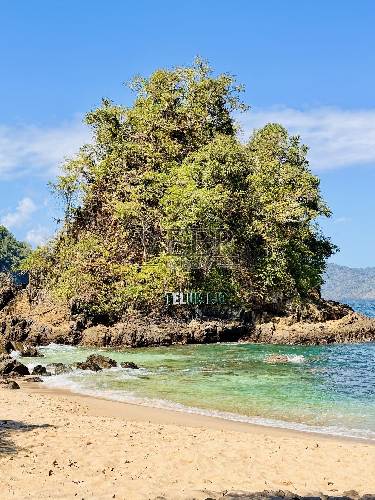 热带岛屿,沙滩和清澈的蓝色海水。Teluk Ijo Banyuwangi照片摄影图片