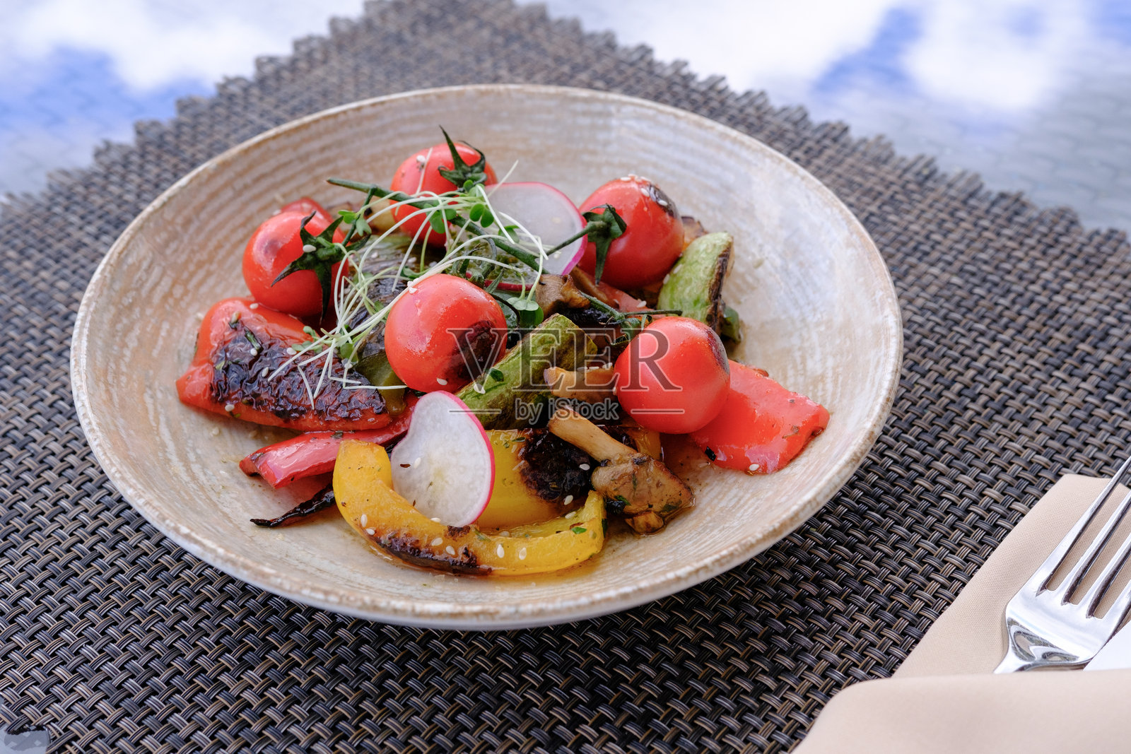 烤蔬菜拼盘,配有烤红椒、樱桃番茄和蘑菇照片摄影图片